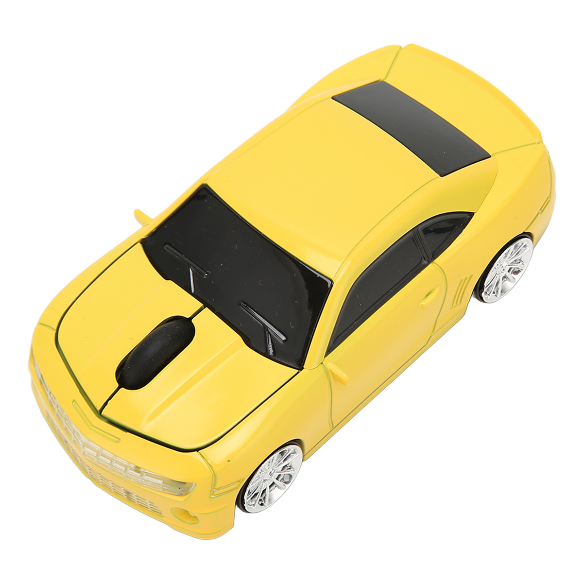 Gelbe Computermaus in Form eines Autos mit Chromrädern auf weißer Oberfläche.