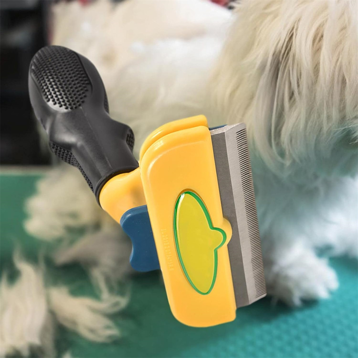 Ein gelbes Hundepflege-Werkzeug mit schwarzem Griff. Es wird an einem weiß-braunen Hund verwendet.