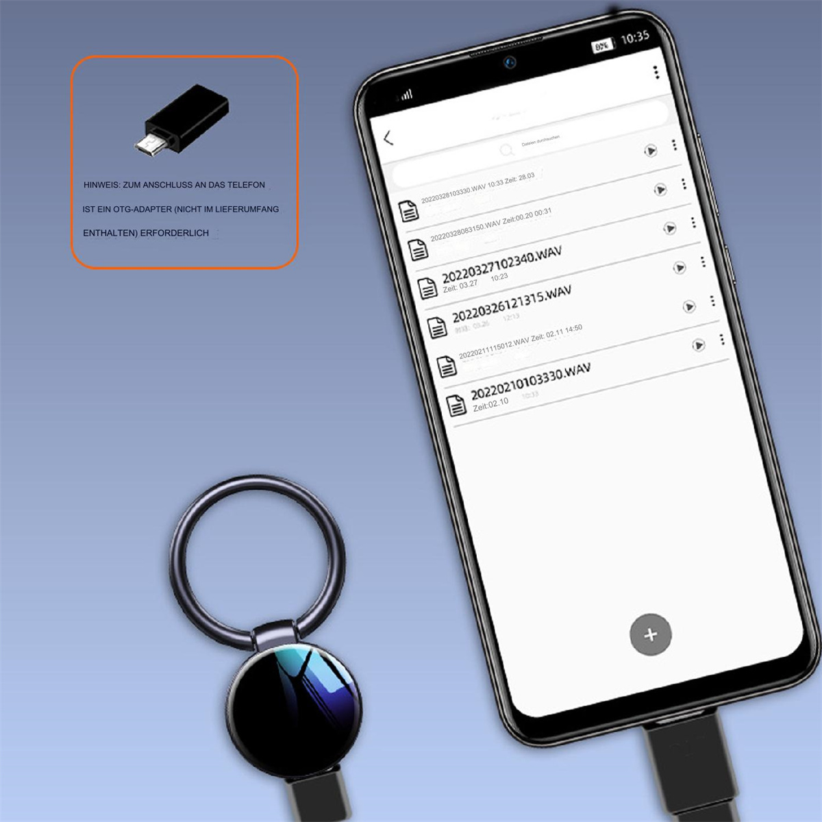 Ein Smartphone-Bildschirm zeigt Dateien. USB-Anschluss und schwarzer Schlüsselanhänger im Bild.