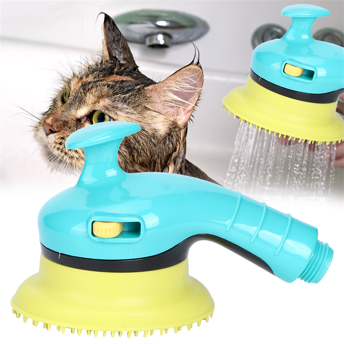 Eine Katze wird mit Wasser aus einem blau-gelben Haustier-Duschwerkzeug abgeduscht.