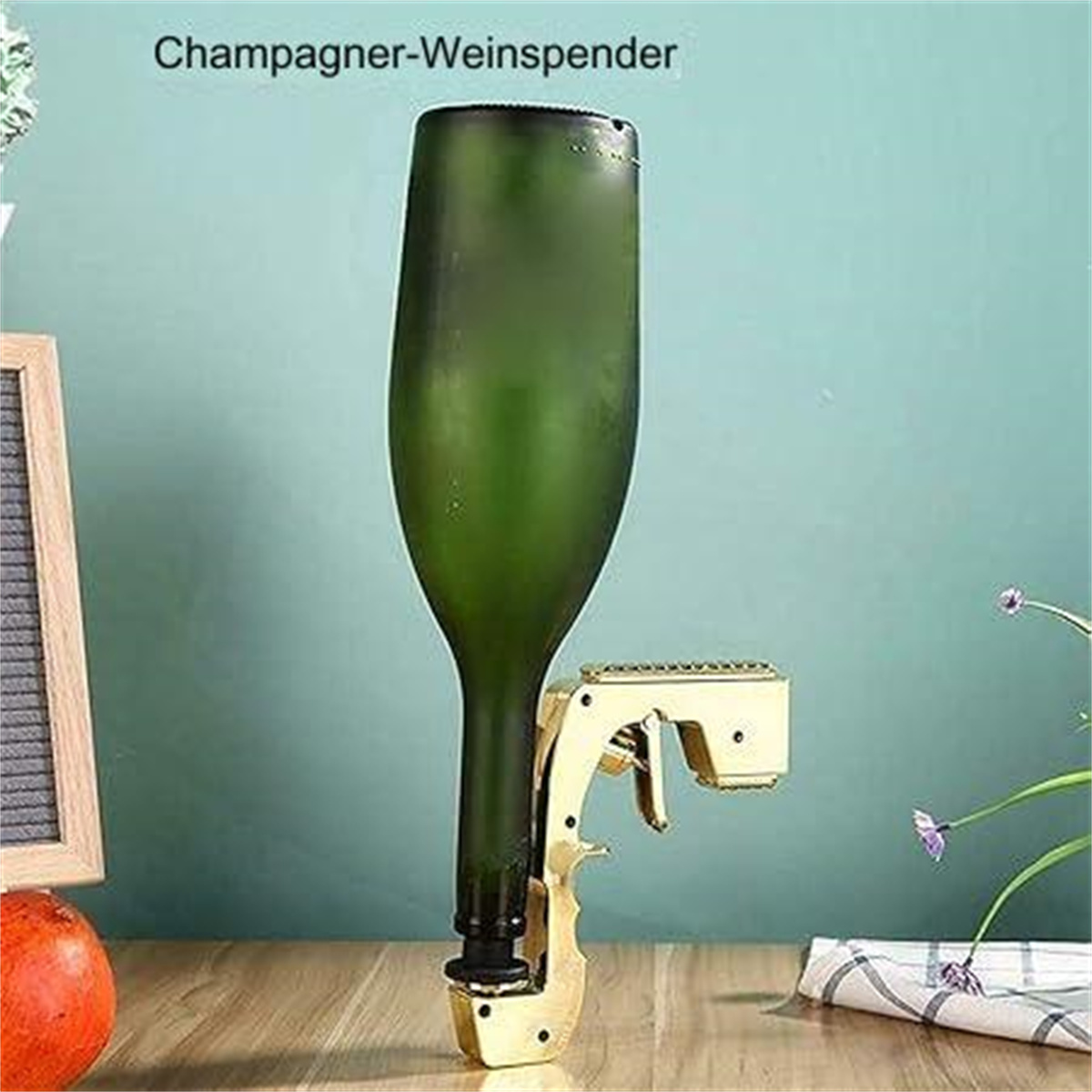 Eine grüne Champagnerflasche mit einem goldenen Spender. Das Setup ist vor einer tealfarbenen Wand.