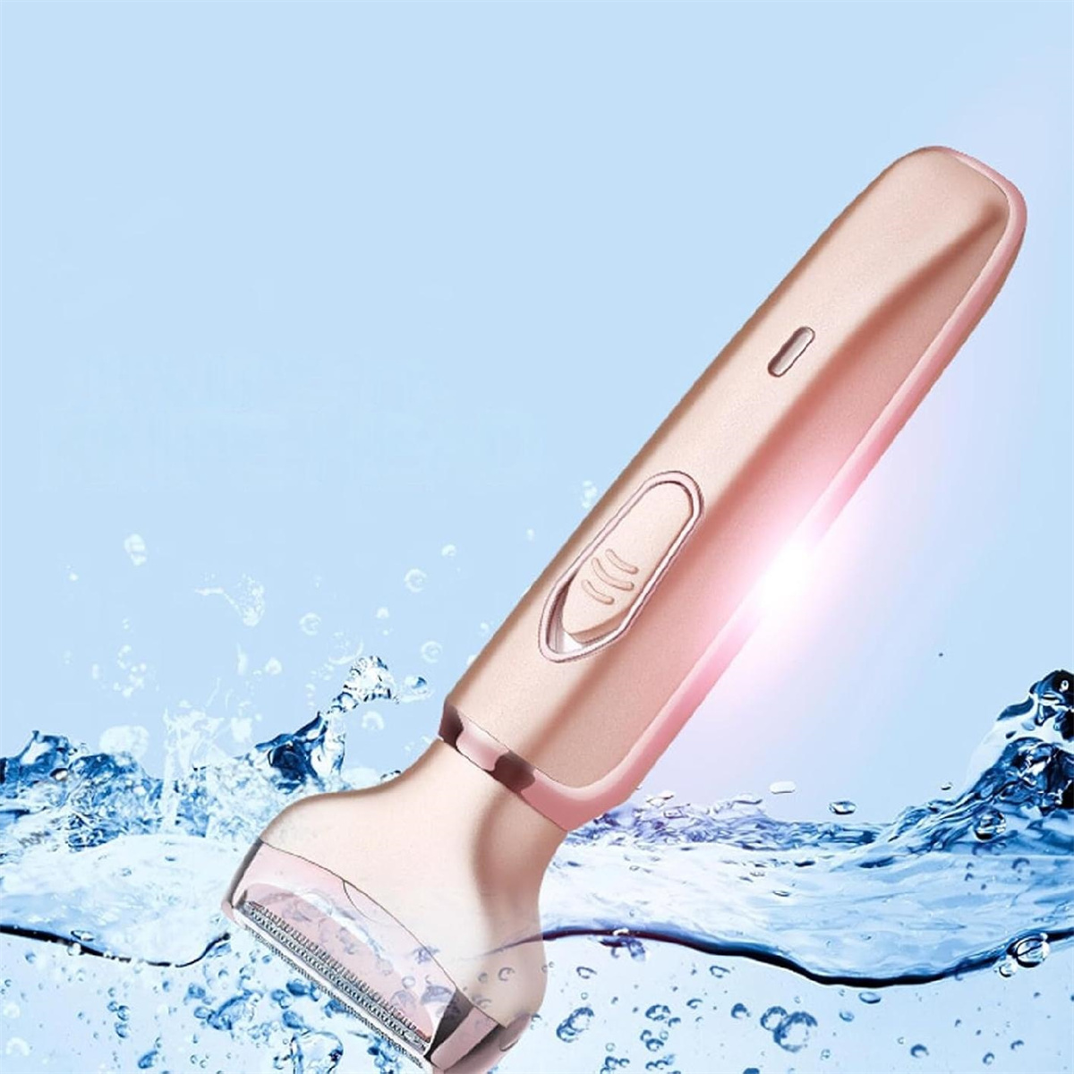 Ein pinkfarbener Elektrorasierer im Wasser. Wassertropfen und ein blauer Hintergrund.
