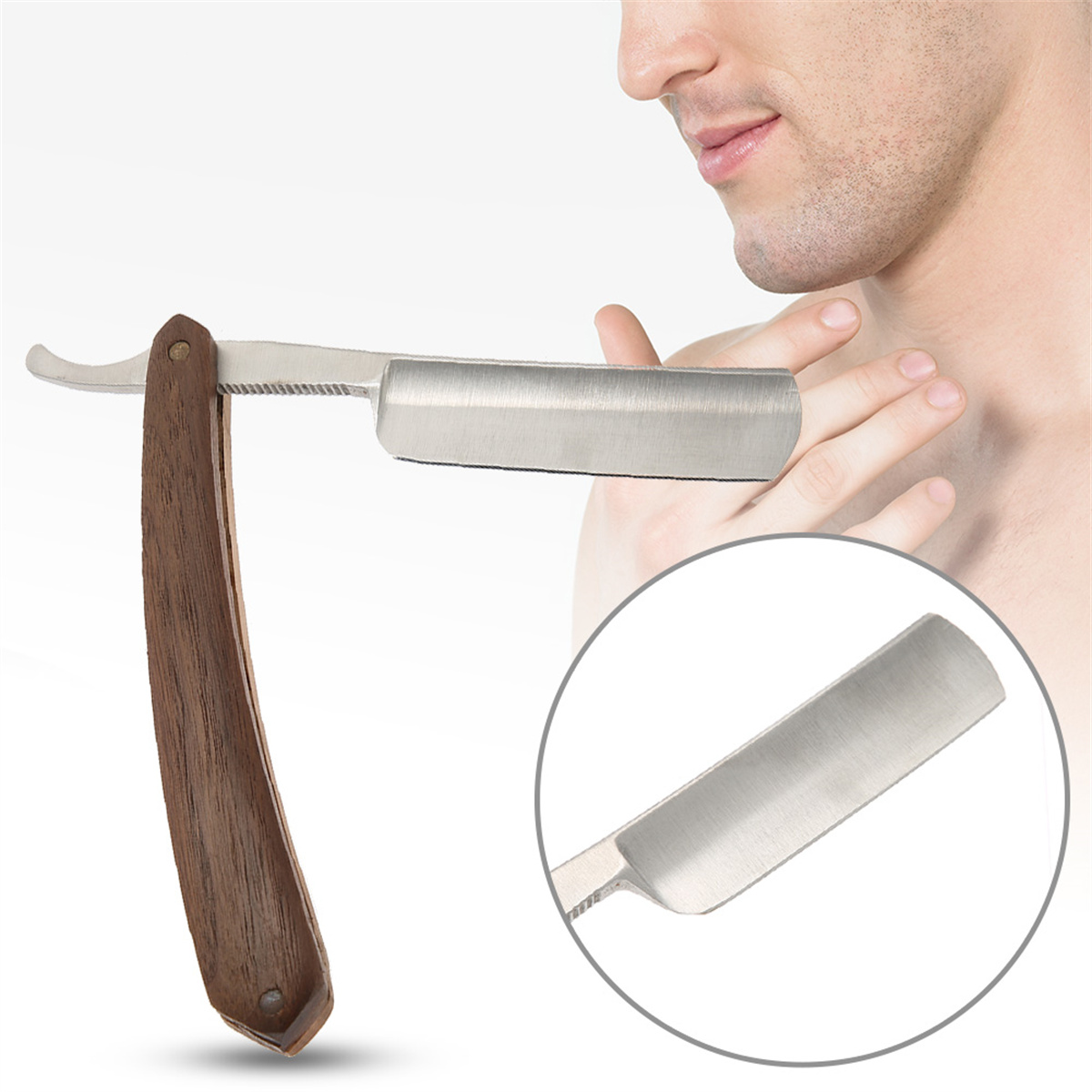 Mann hält einen Rasiermesser. Der Rasierer hat einen Holzgriff und eine silberne Klinge.