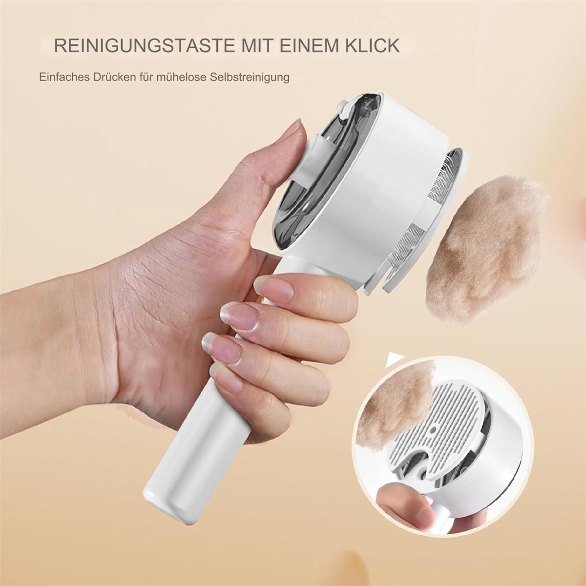Die Hand einer Person hält einen weißen Fusselentferner. Zwei Fusselkugeln liegen daneben.