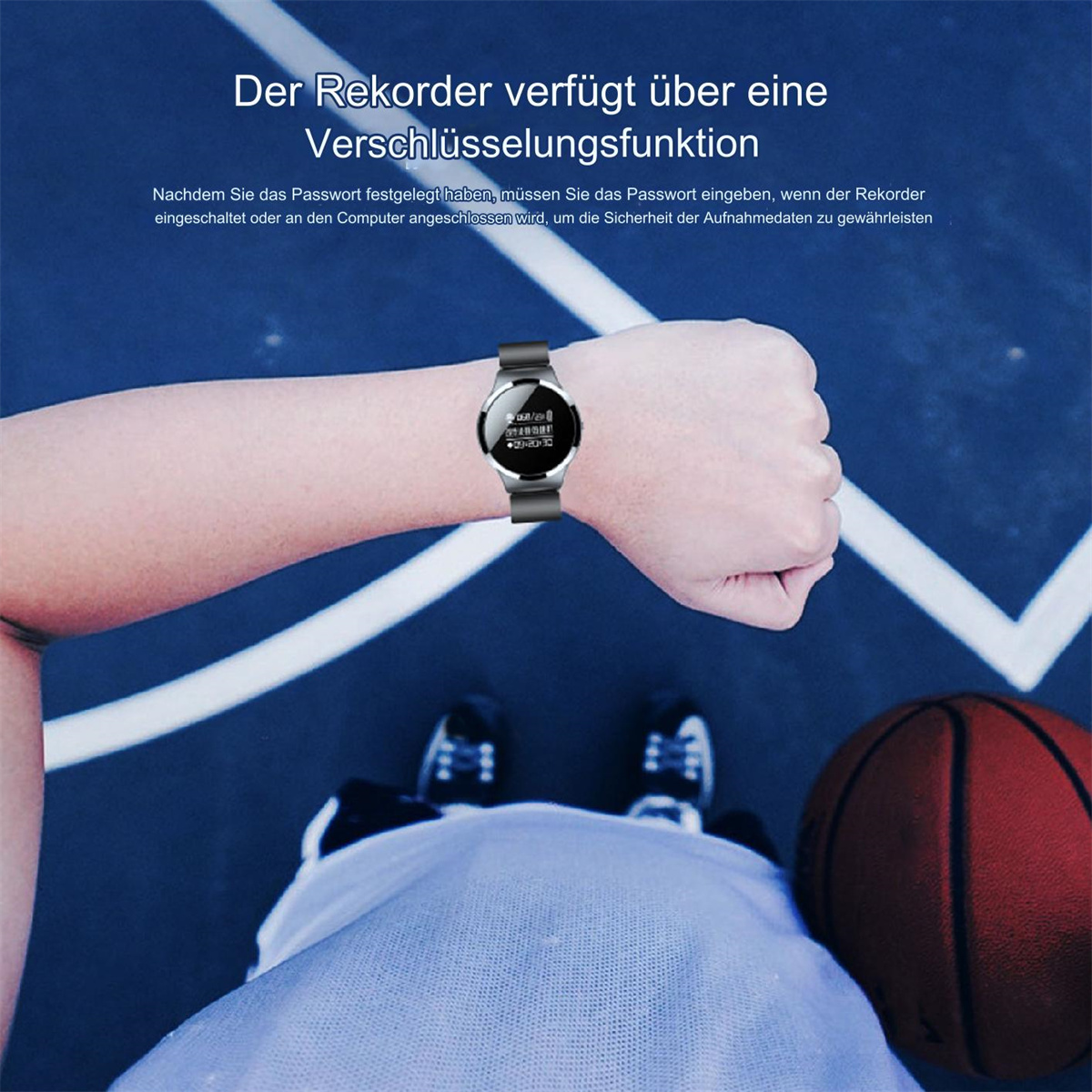 Eine Person mit Smartwatch. Das Zifferblatt zeigt Informationen an. Der Hintergrund ist ein Basketballplatz.