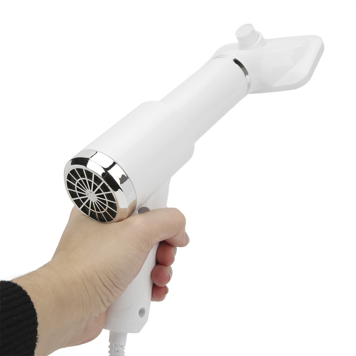 Weißer Haartrockner in der Hand gehalten, Kabel sichtbar.