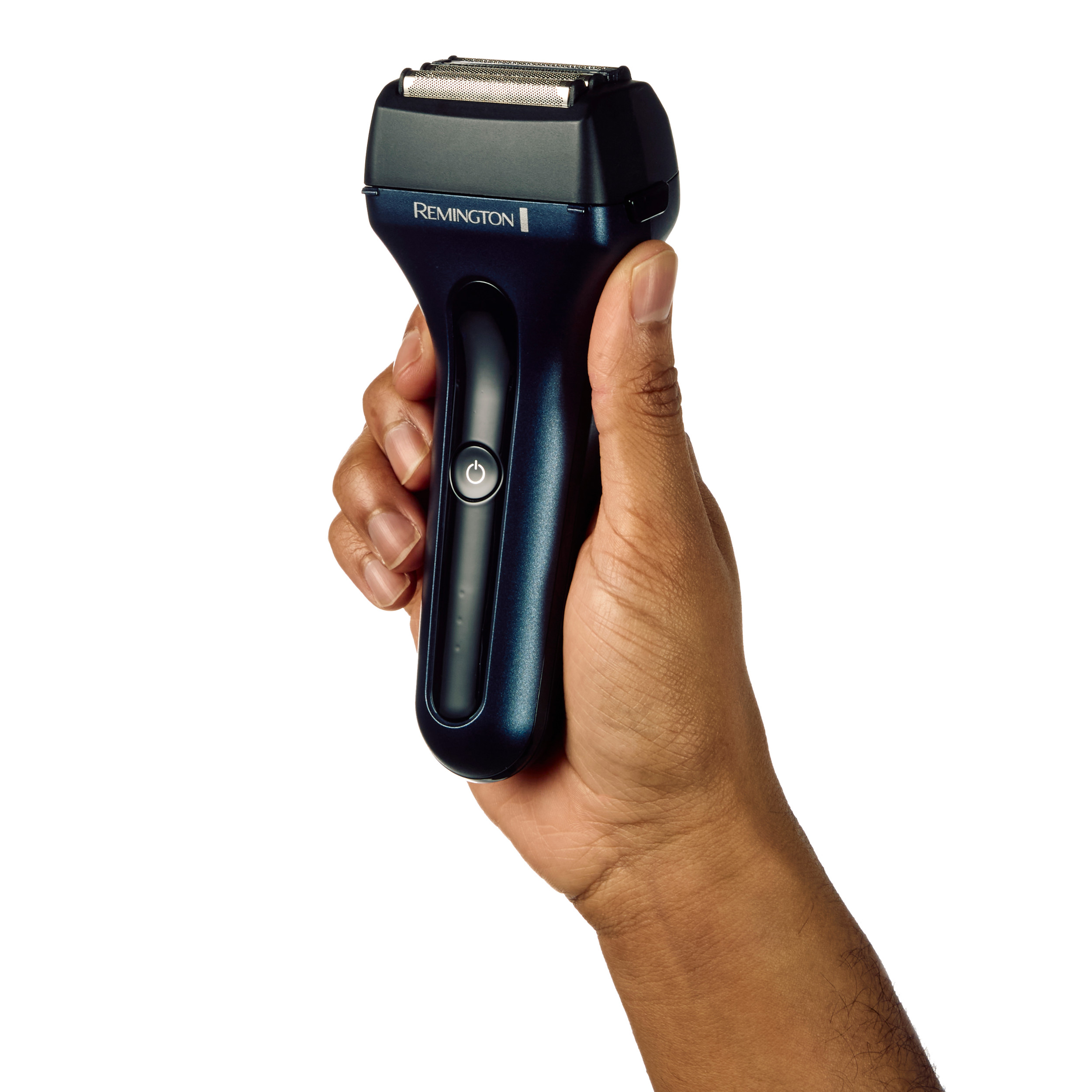 Die Hand einer Person, die einen blau-schwarzen Elektrorasierer hält. Der Markenname Remington ist sichtbar.