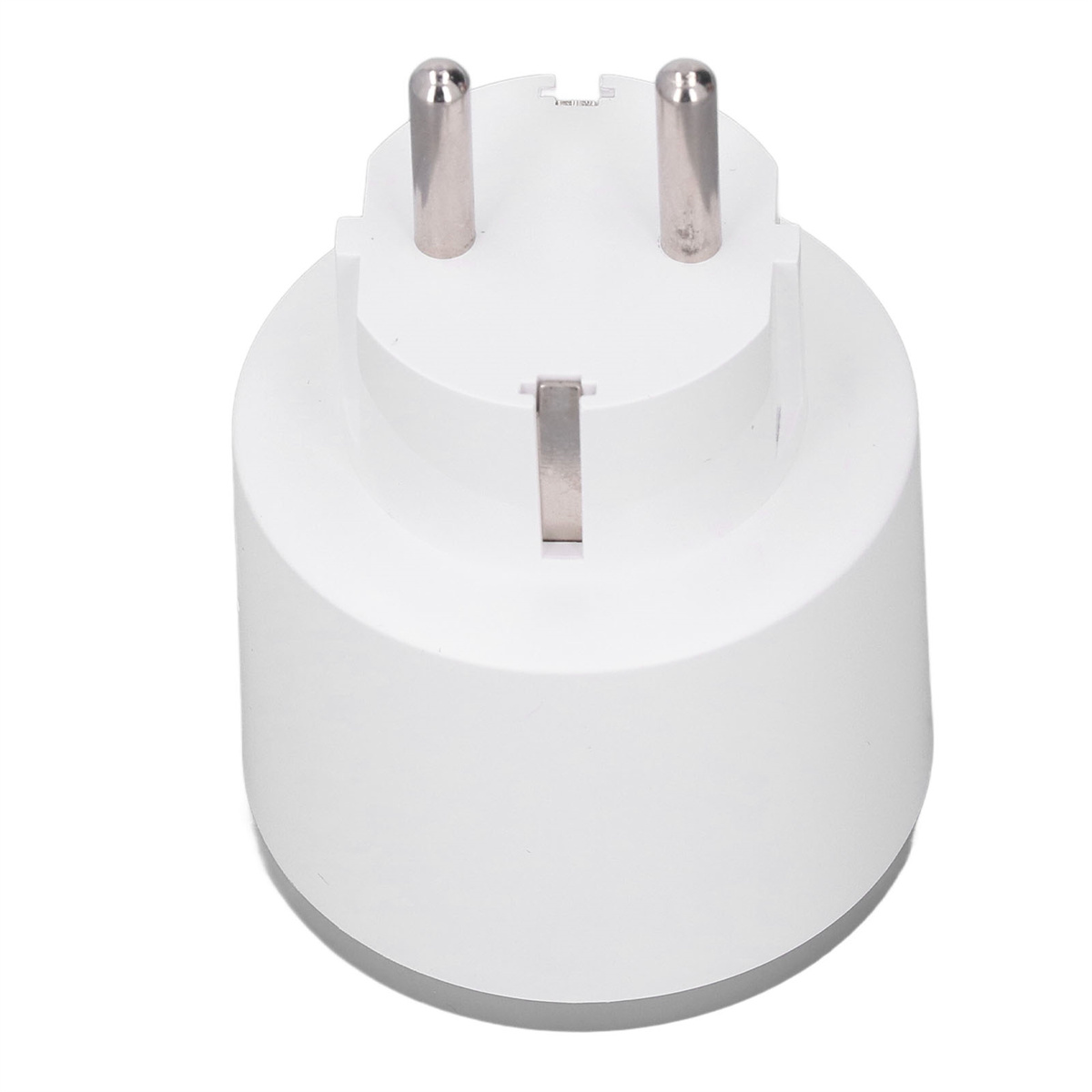Weißer Smart Plug mit zwei Stiften und einfachem Design.