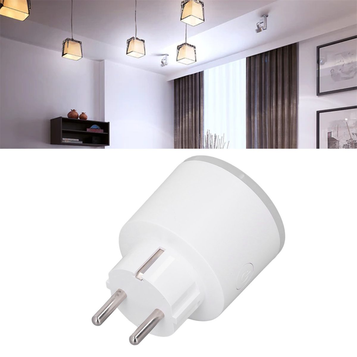 Weißer Smart-Stecker mit zwei Stiften. Hintergrund zeigt einen Raum mit Lichtern.