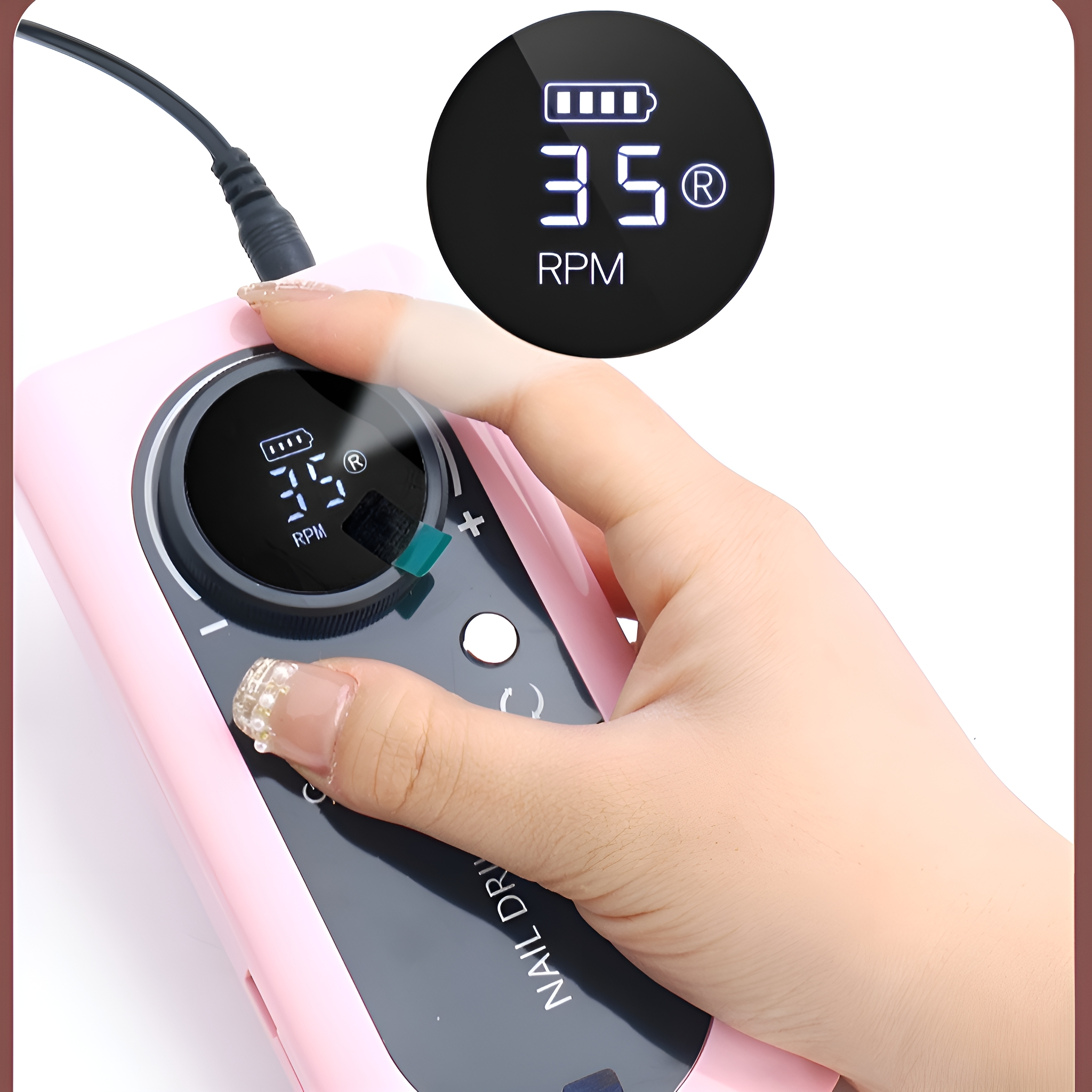Hand einer Frau, die einen rosa Nagelfräser mit digitaler Anzeige verwendet, die die Drehzahl zeigt. Die Hand ist mit Nagellack bemalt.