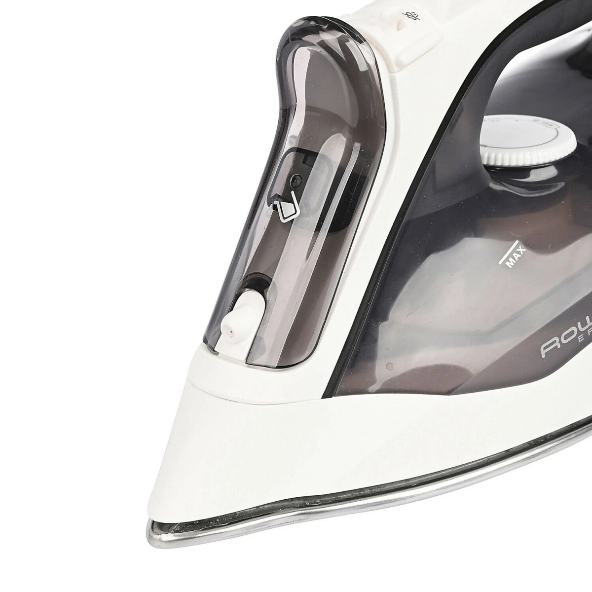 Zbliżenie białego żelazka z czarnym zbiornikiem na wodę. Widoczne są przyciski i dysza.