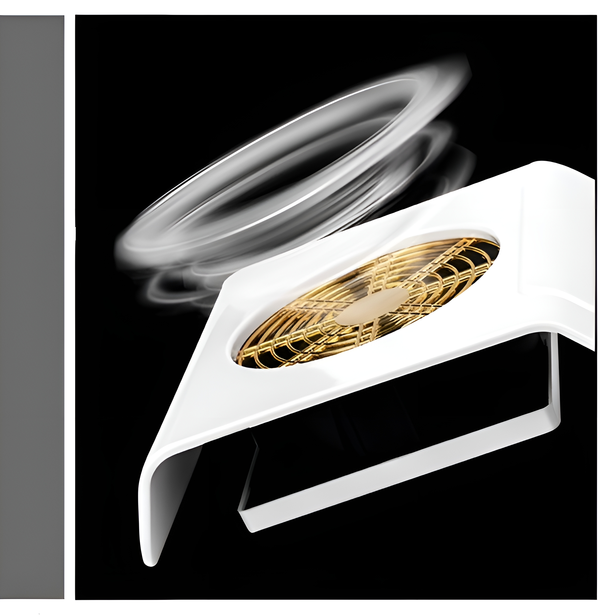 Weißer Ventilator mit goldenen Flügeln. Bewegungsunschärfe-Effekt. Schwarzer Hintergrund.