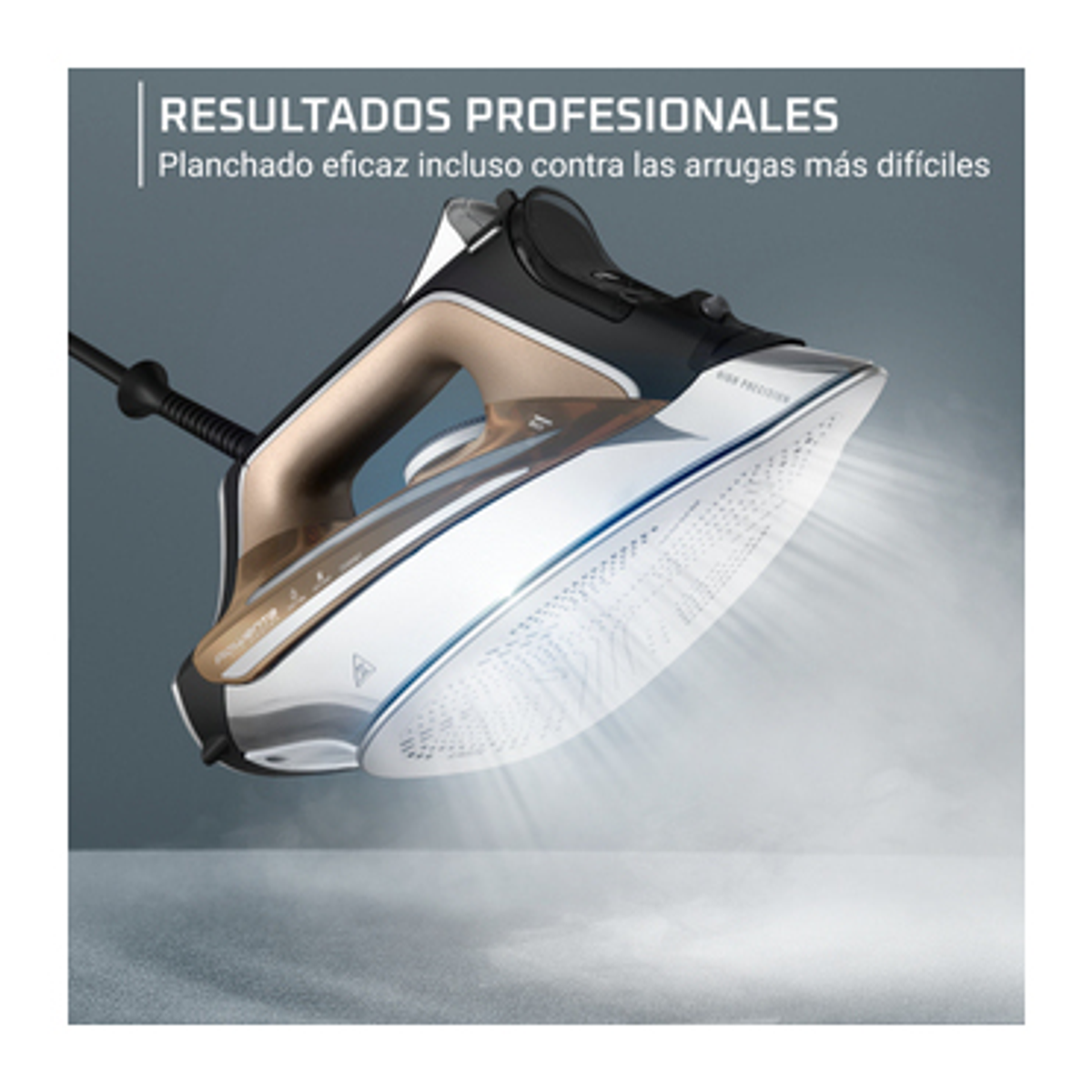 Plancha con vapor. Color blanco y dorado con Rowenta escrito. El fondo es blanco.