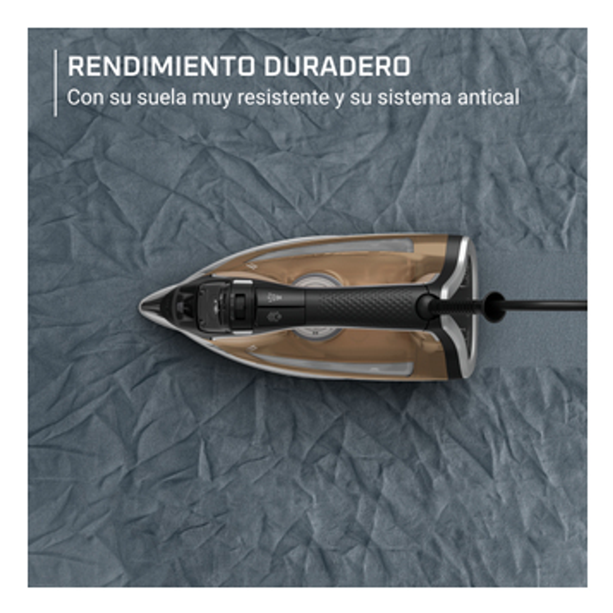 Una plancha sobre tela gris arrugada. Texto en español: Rendimiento duradero.