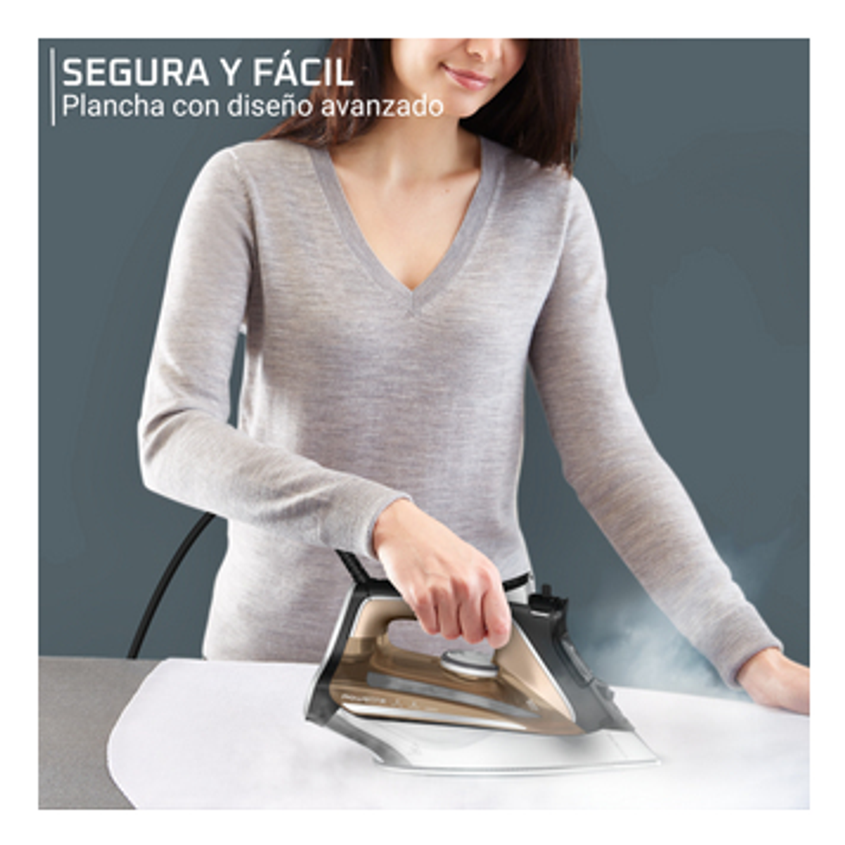 Mujer planchando una tela blanca con una plancha negra y dorada en una tabla.