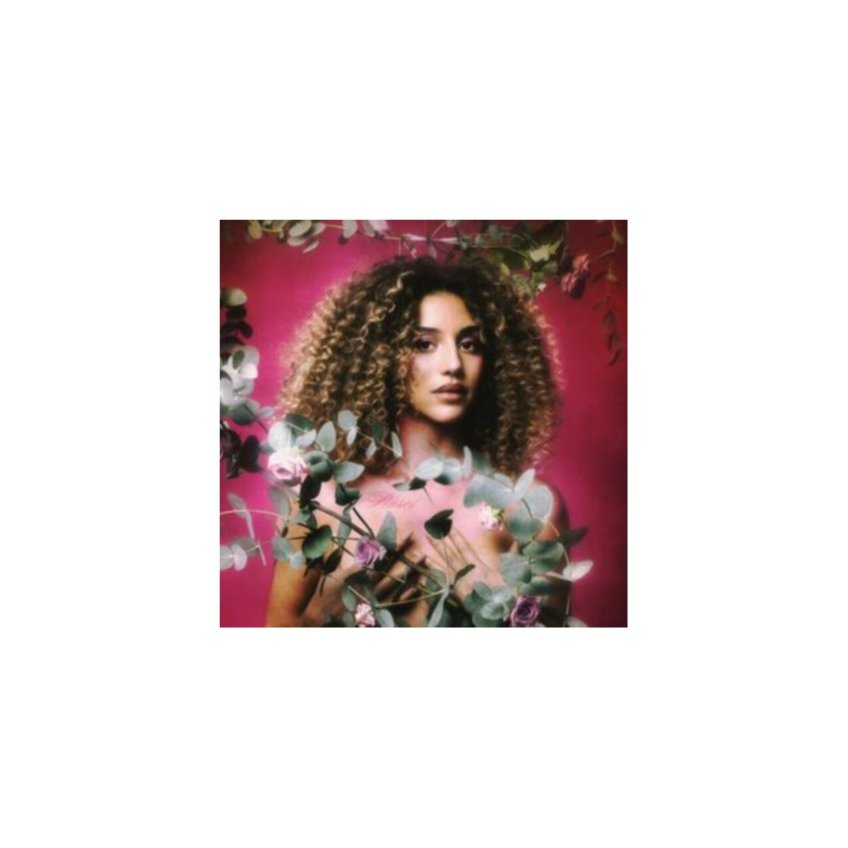 Copertina dell'album di una donna con capelli ricci circondata da fiori, su sfondo rosa.