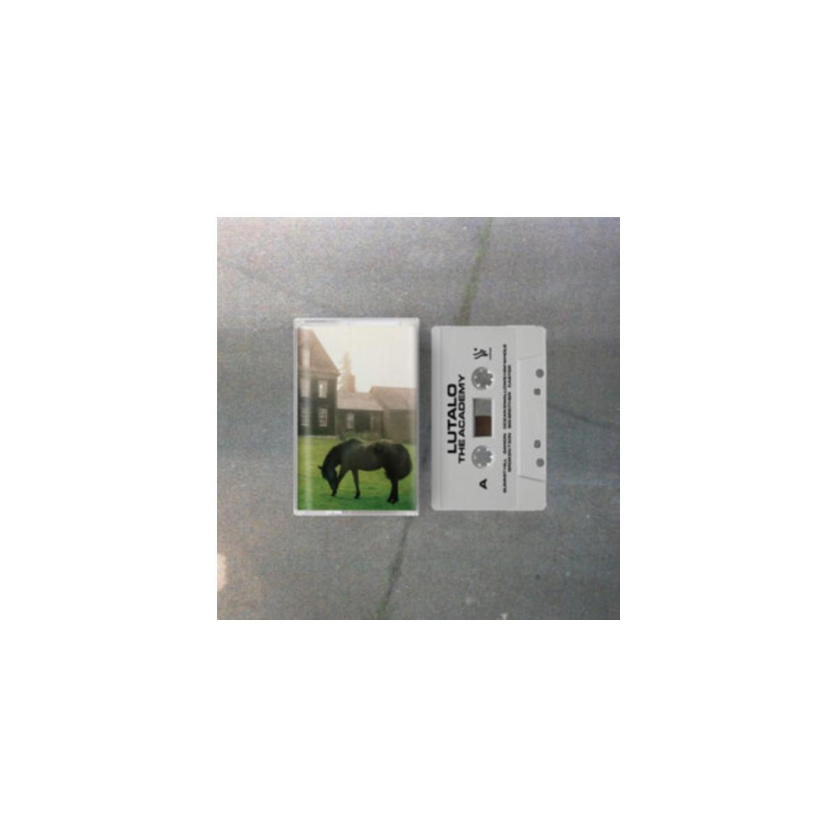 Cassette de couverture d'album. Cheval noir devant une maison. Texte blanc à droite.