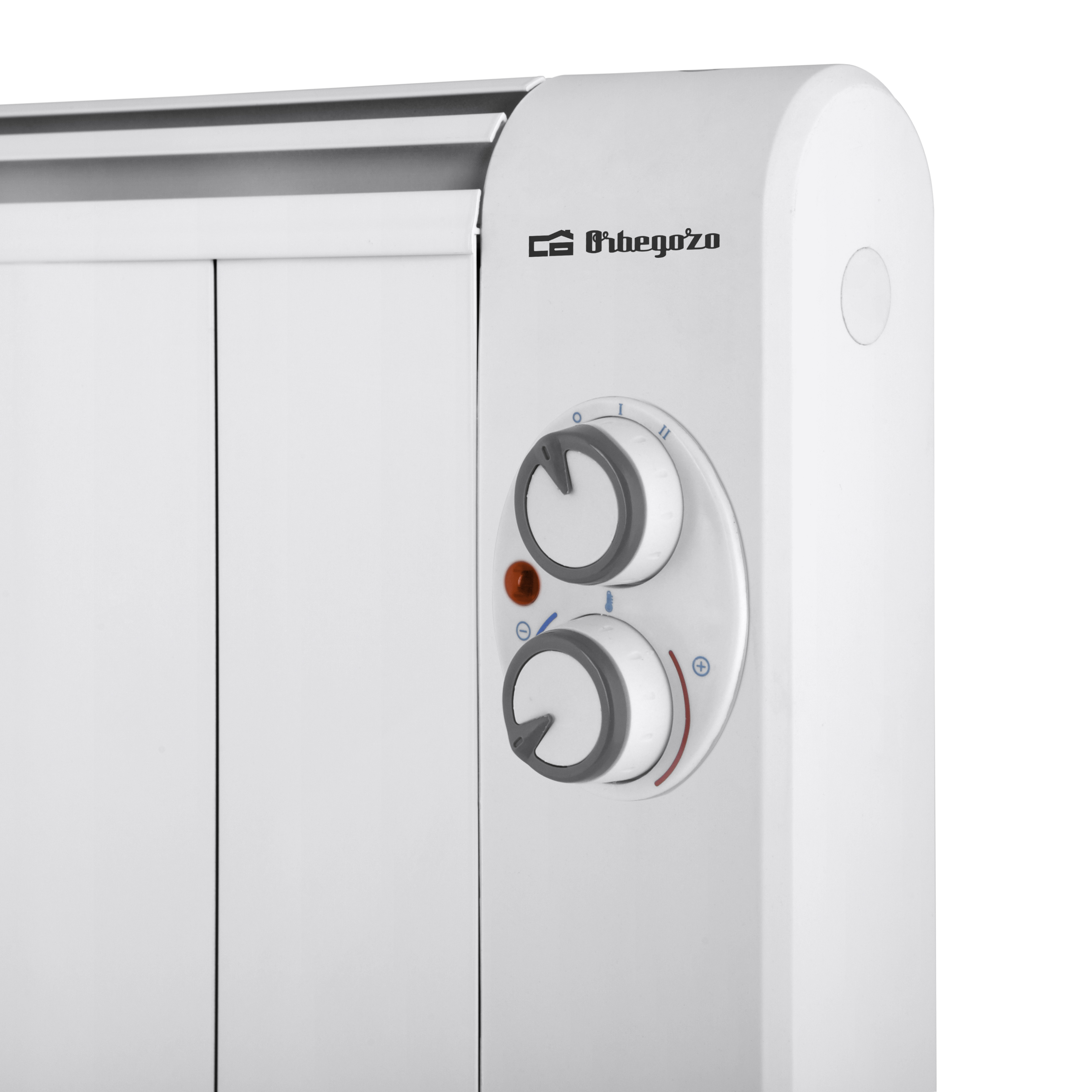 Radiatore elettrico bianco con due manopole per il controllo. Lo sfondo è bianco.