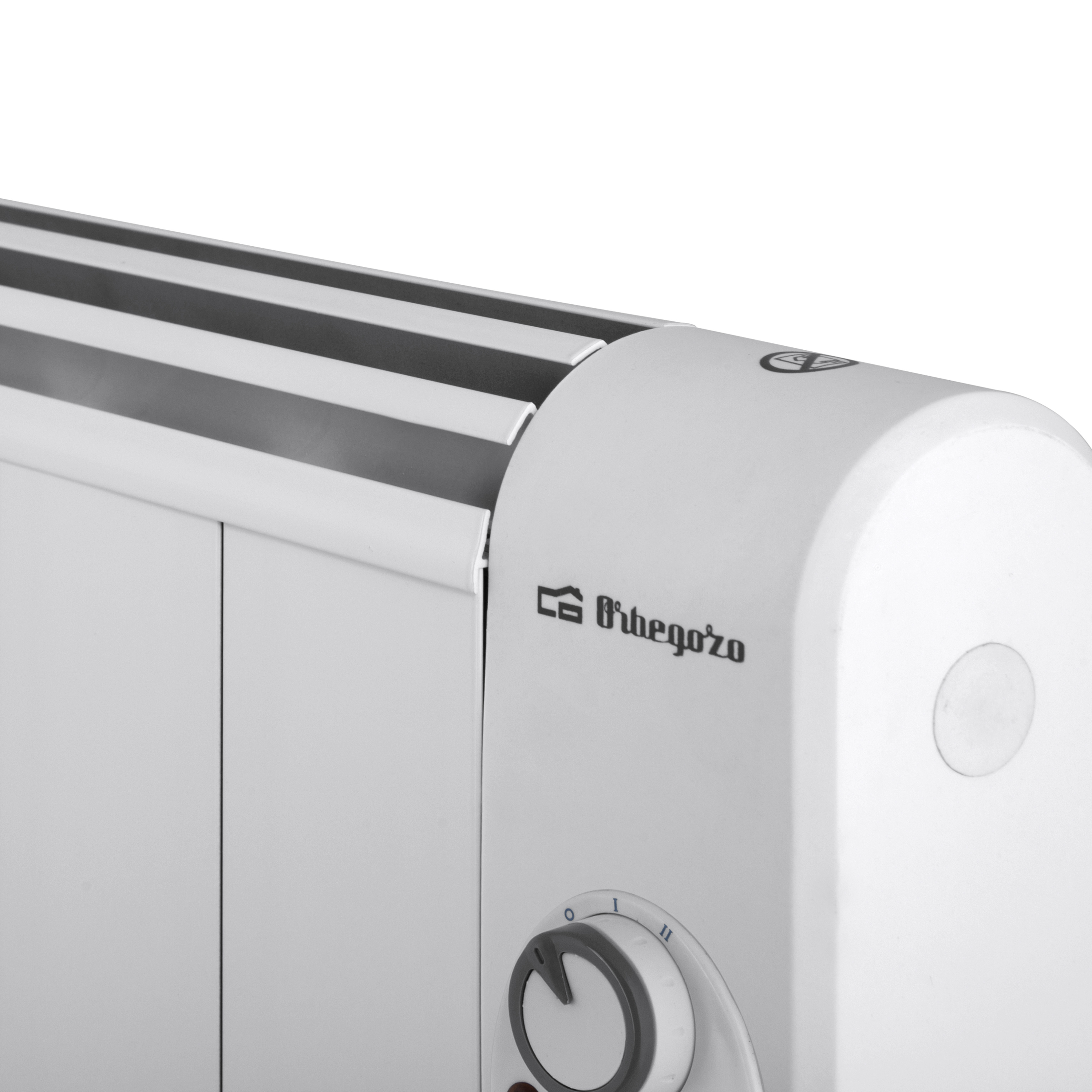 Primo piano di un termoconvettore bianco e nero con quadrante e logo 'Orbegozo'. Sfondo bianco.