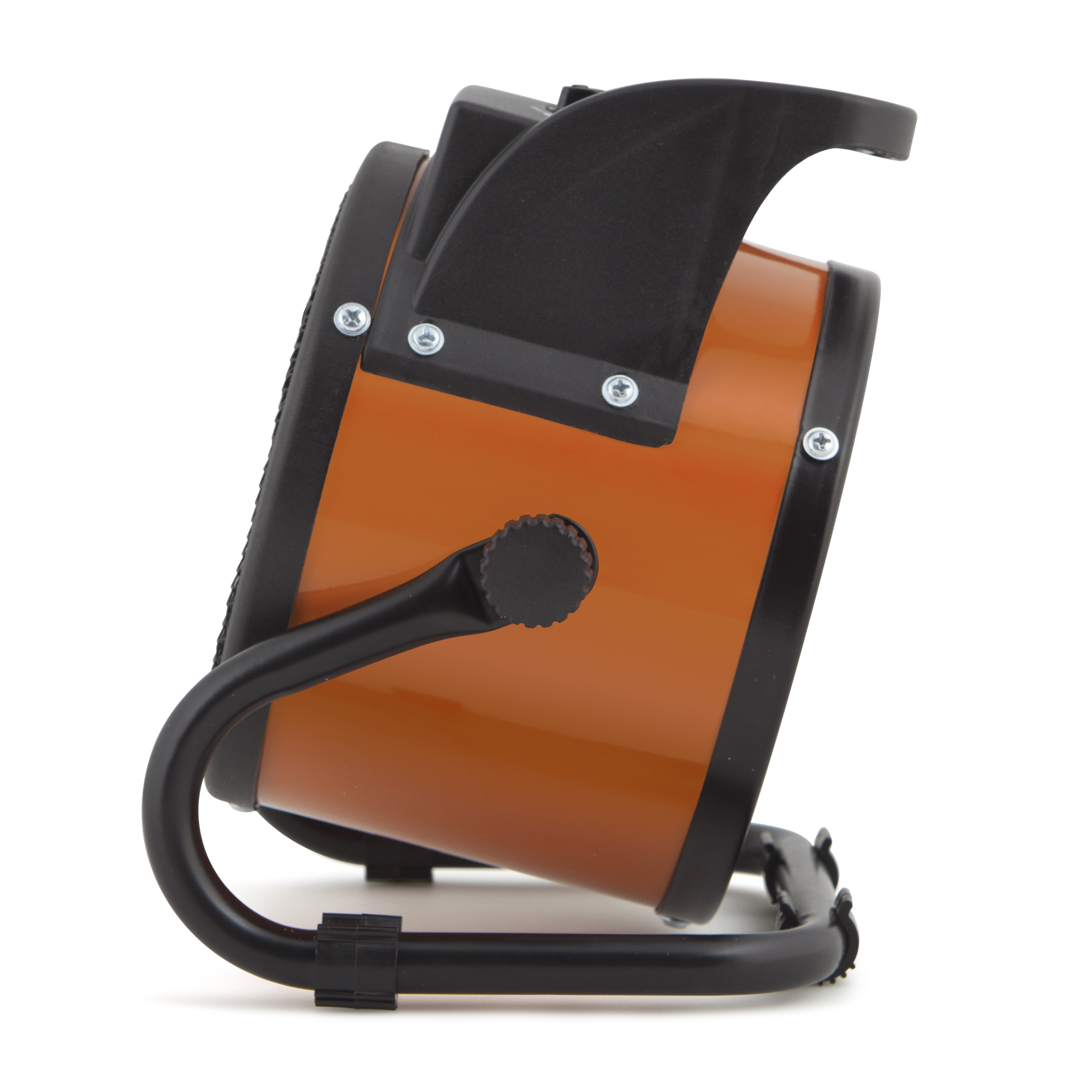 Pomarańczowy wentylator z czarnym uchwytem i czarną ramą, widok z boku.