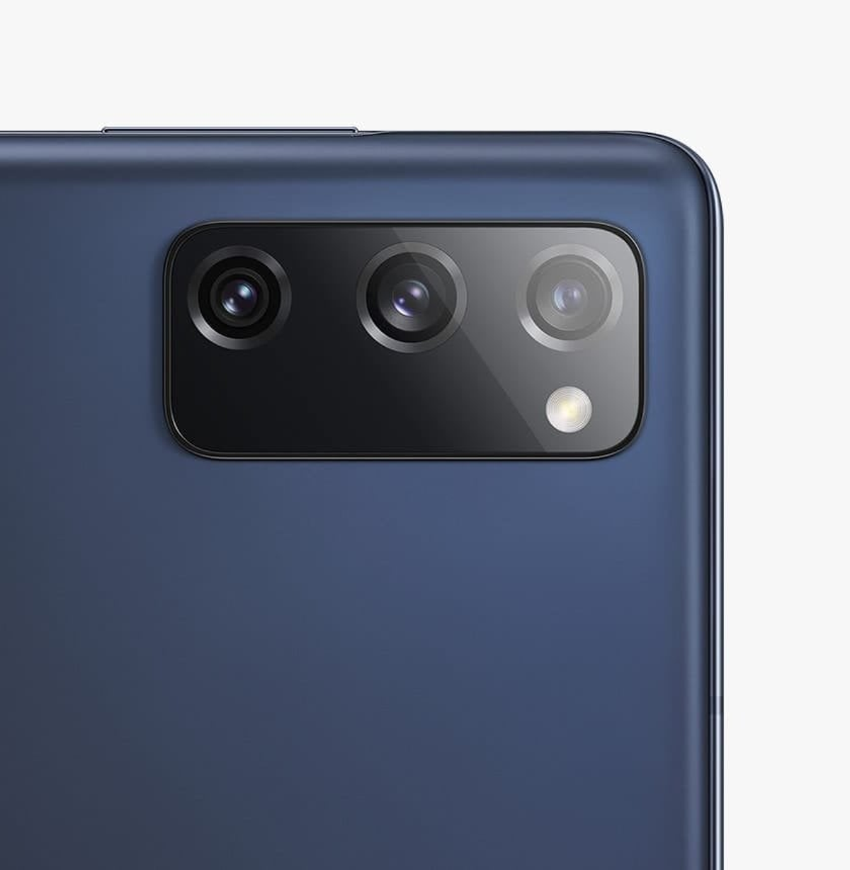 Blaue Telefonrückseite mit drei Kameras und Blitz. Das Telefon ist dunkelblau. Weißer Hintergrund.