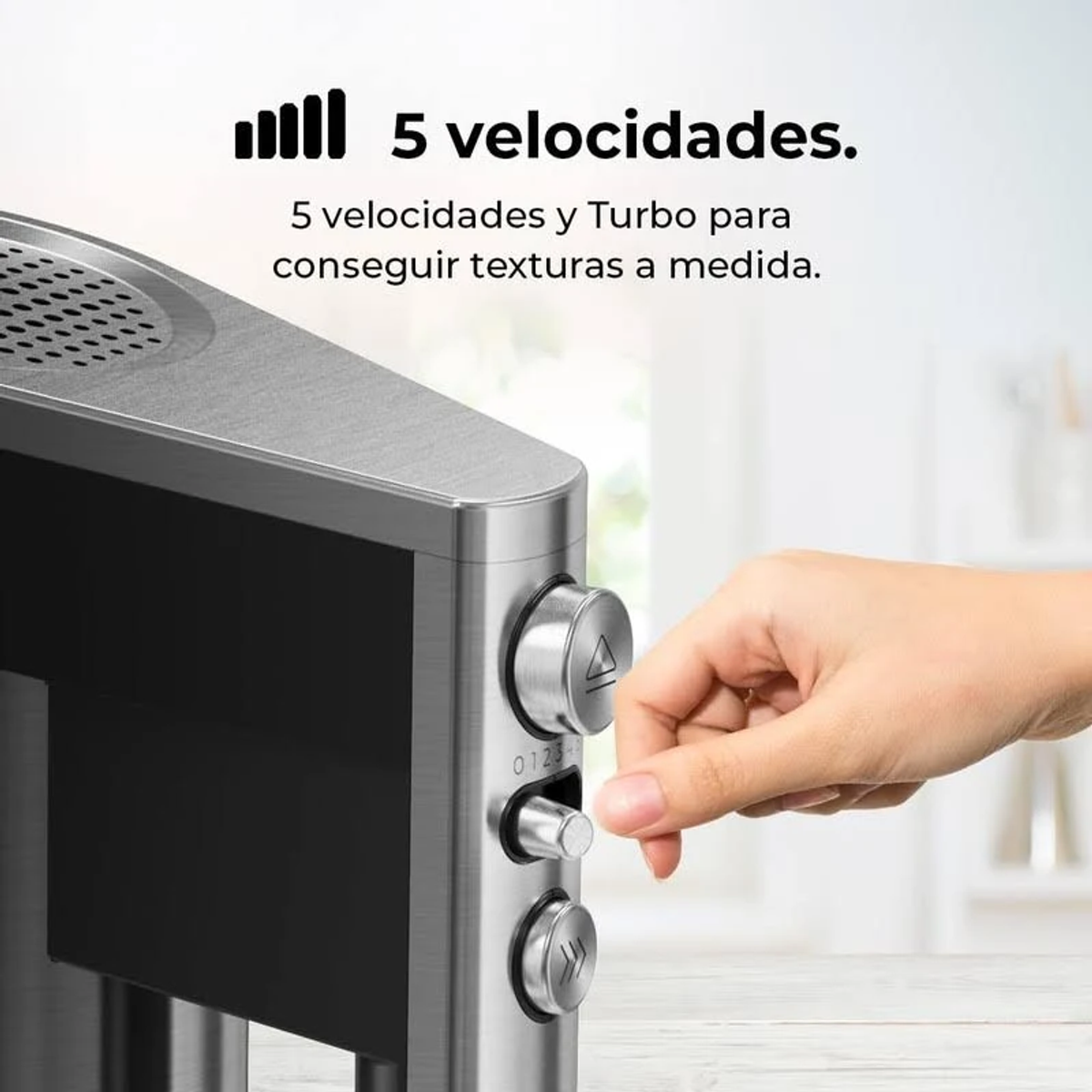 Primo piano di una mano che usa un mixer. Impostazioni di velocità visibili.