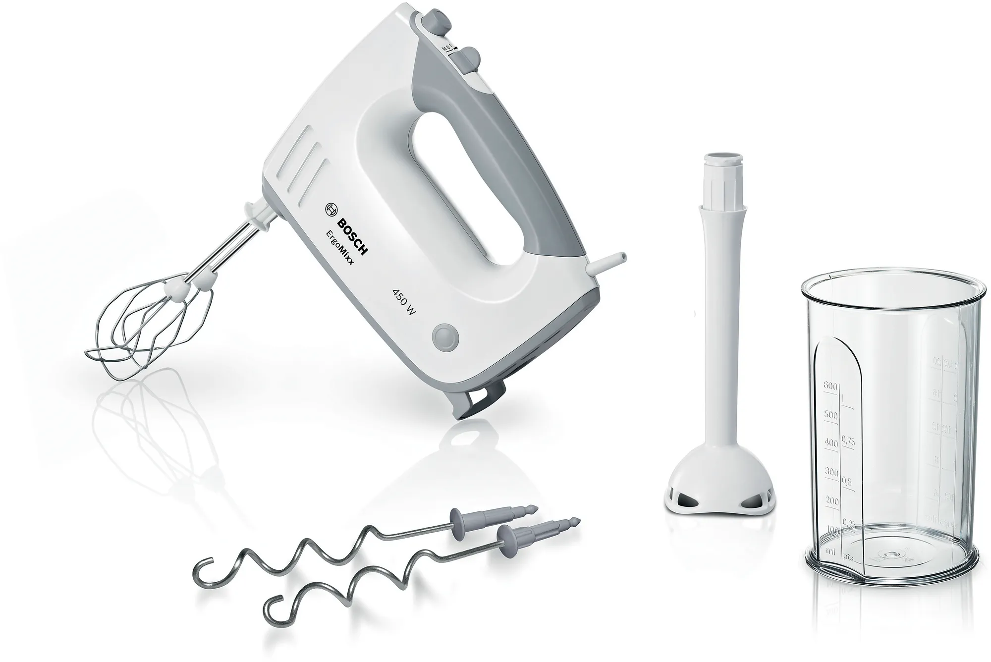 Frullatore a immersione Bosch bianco con accessori e misurino su sfondo bianco. Isolato.