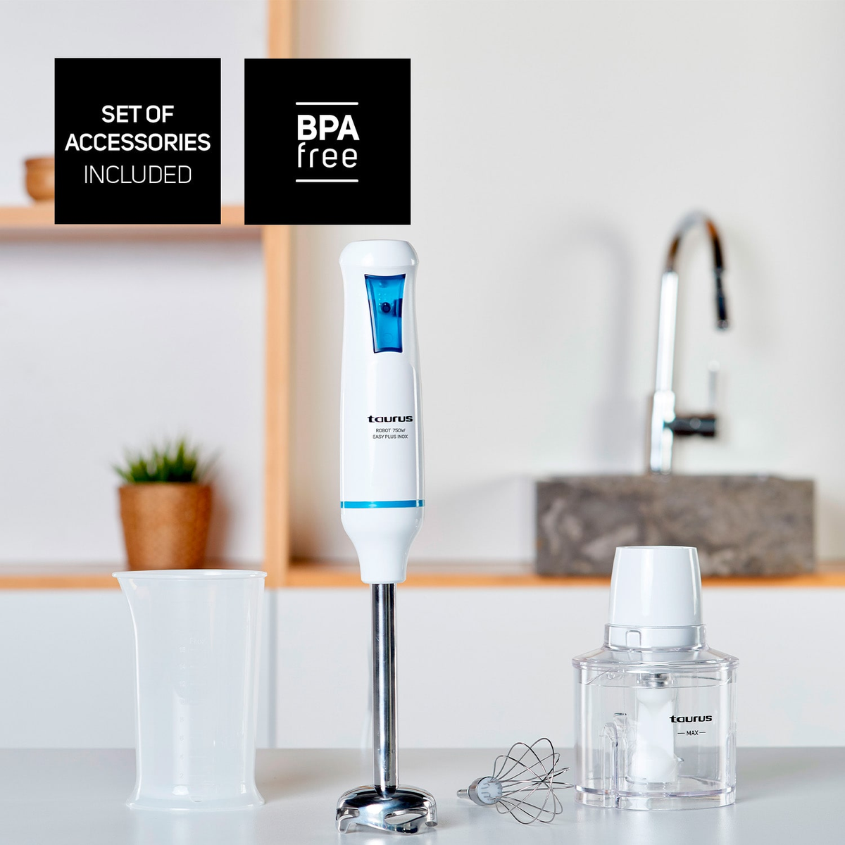 Biało-niebieski blender ręczny z akcesoriami: kubkiem, trzepaczką i rozdrabniaczem. Napis: 'Bez BPA'.