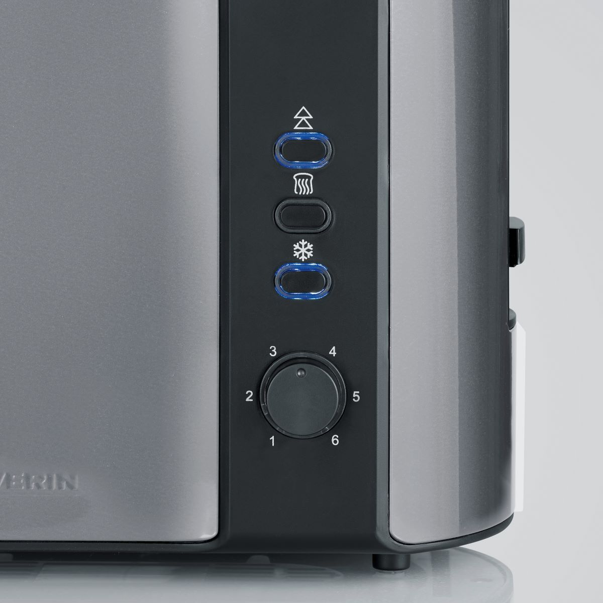 Zbliżenie szarego tostera z przyciskami sterowania i pokrętłem.