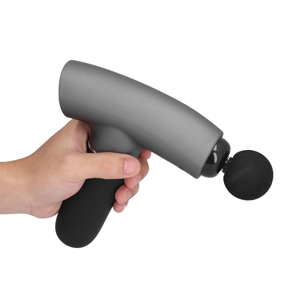 Eine graue Handmassagepistole. Sie wird von einer Hand gehalten. Die Pistole hat einen schwarzen Massagekopf.