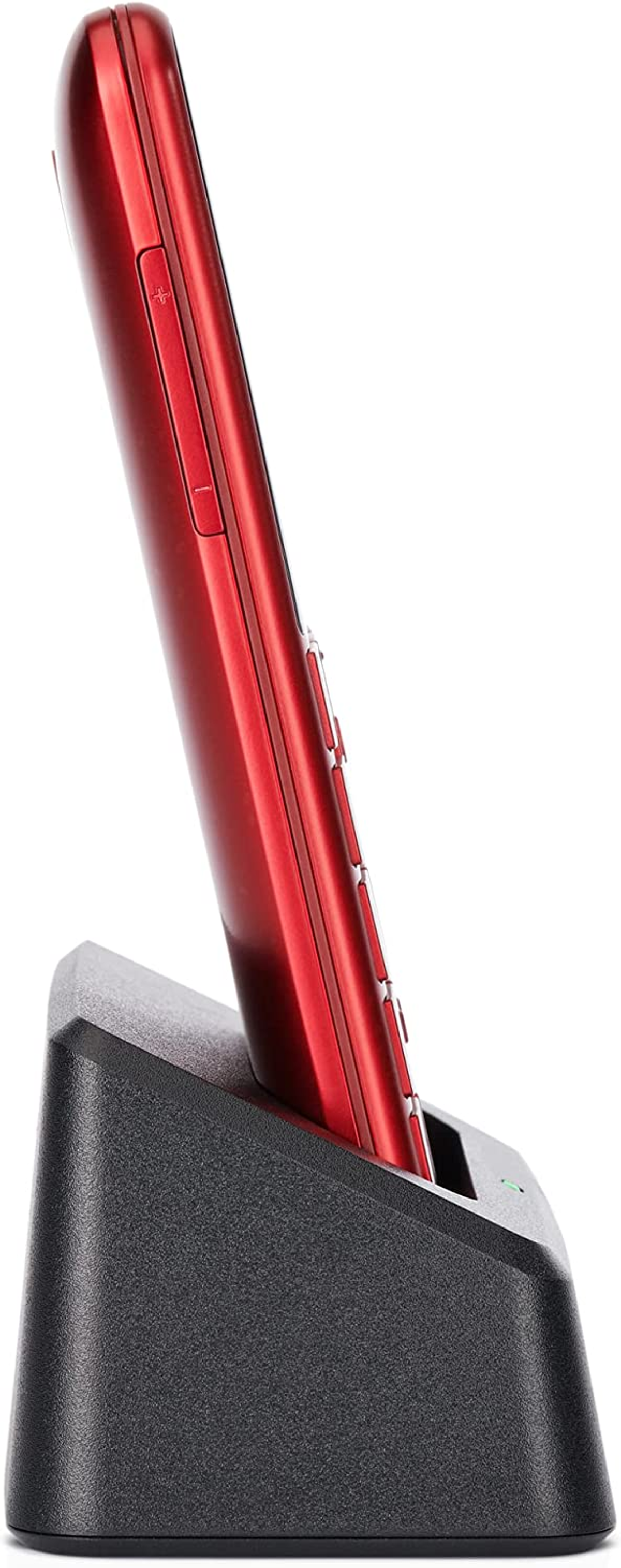 Rotes Klapphandy in einer schwarzen Ladestation, seitliche Ansicht. Das Telefon steht aufrecht.