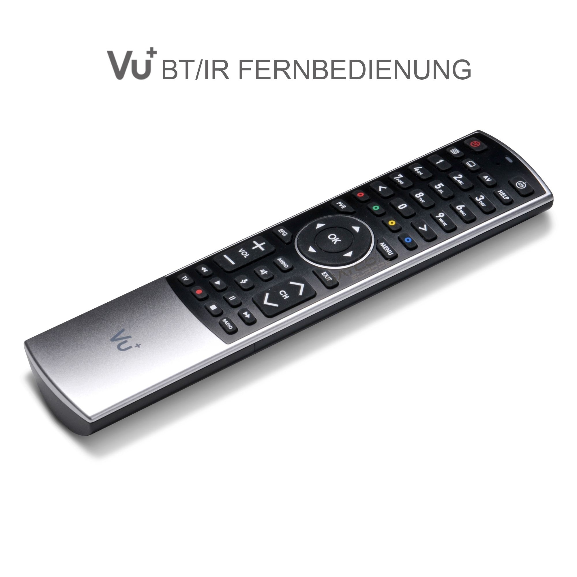 Eine silberne Fernbedienung mit vielen Tasten, auf einer weißen Oberfläche.