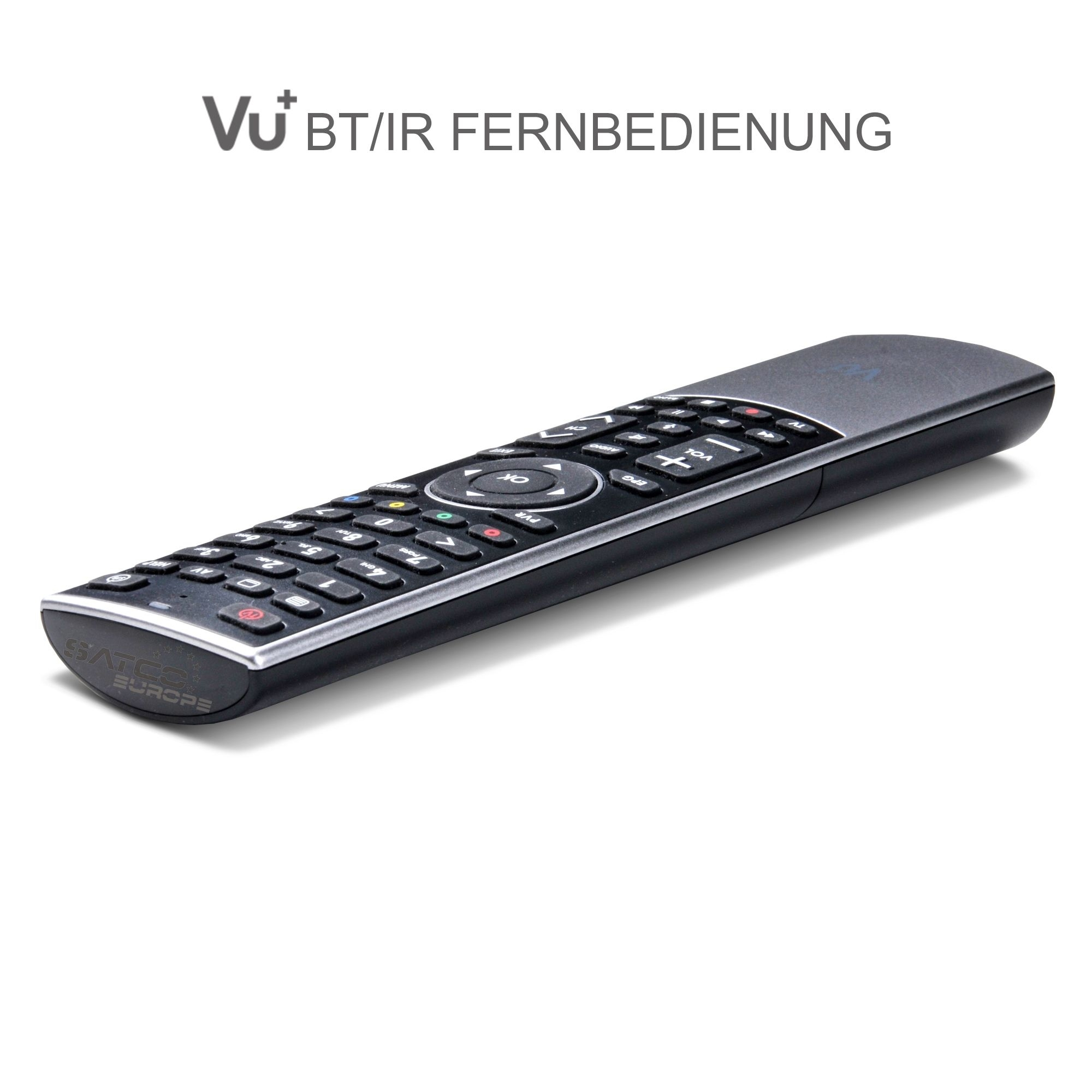 Eine schwarze Fernbedienung mit vielen Knöpfen auf weißem Hintergrund.