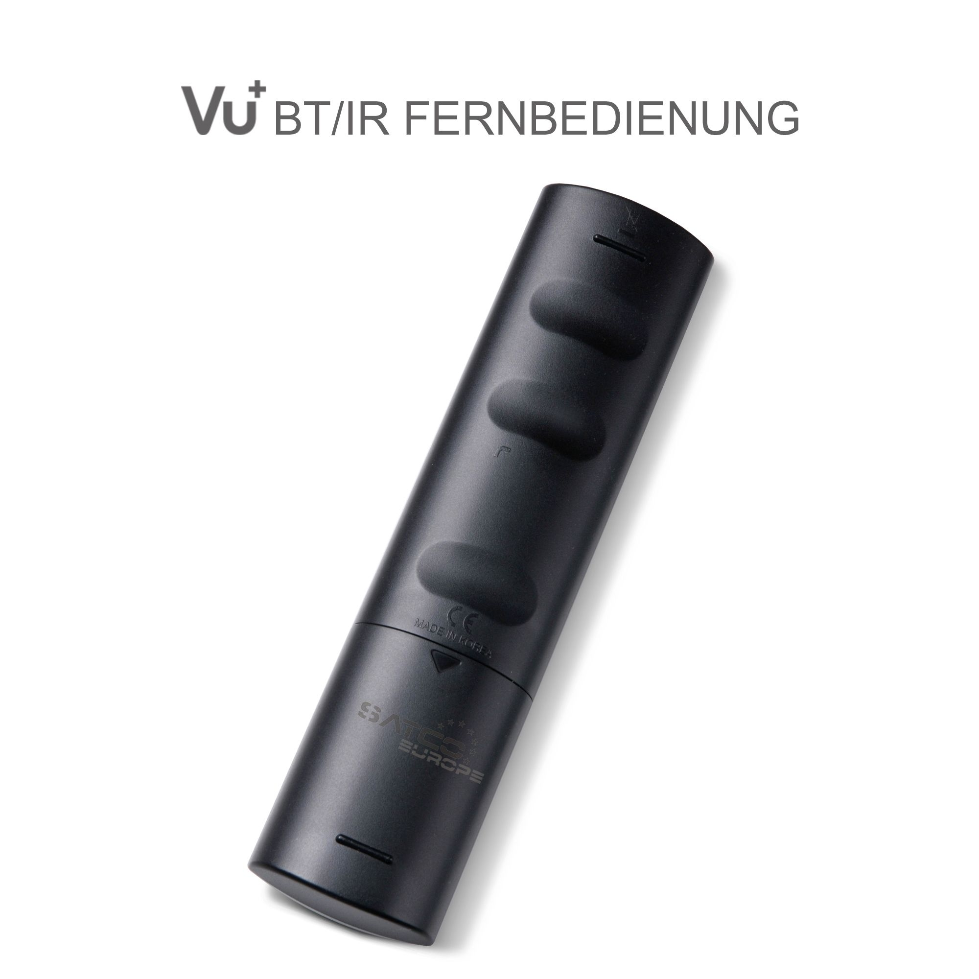 Eine schwarze Fernbedienung mit Knöpfen. Sie trägt den Text "Vu+ BT/IR FERNBEDIENUNG". Der Hintergrund ist weiß.