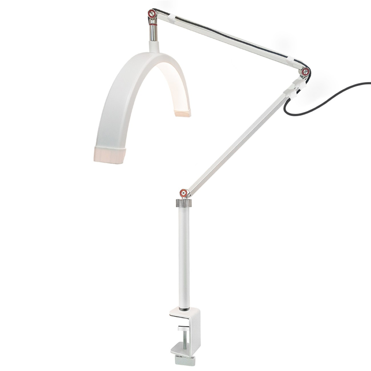 Eine weiße Schreibtischlampe mit einem bogenförmigen Licht wird vor weißem Hintergrund gezeigt. Es hat eine Klemme.
