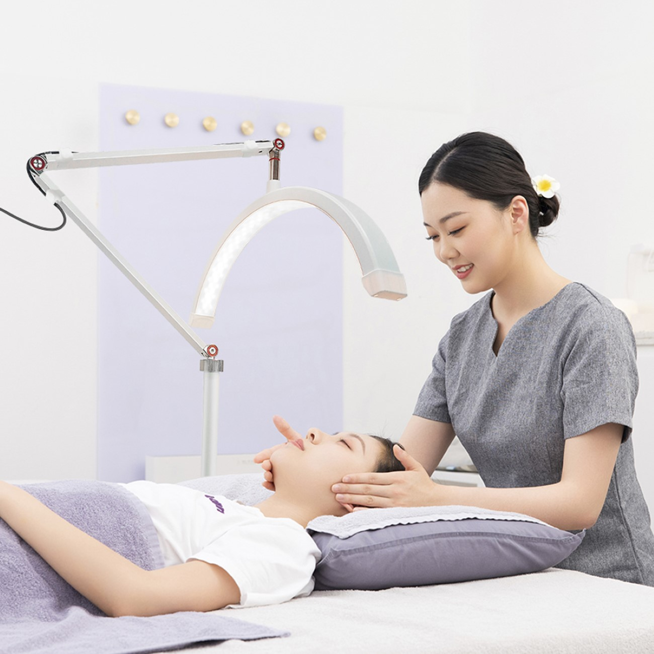 Eine Frau erhält eine Gesichtsbehandlung unter professionellem Schönheitslicht.