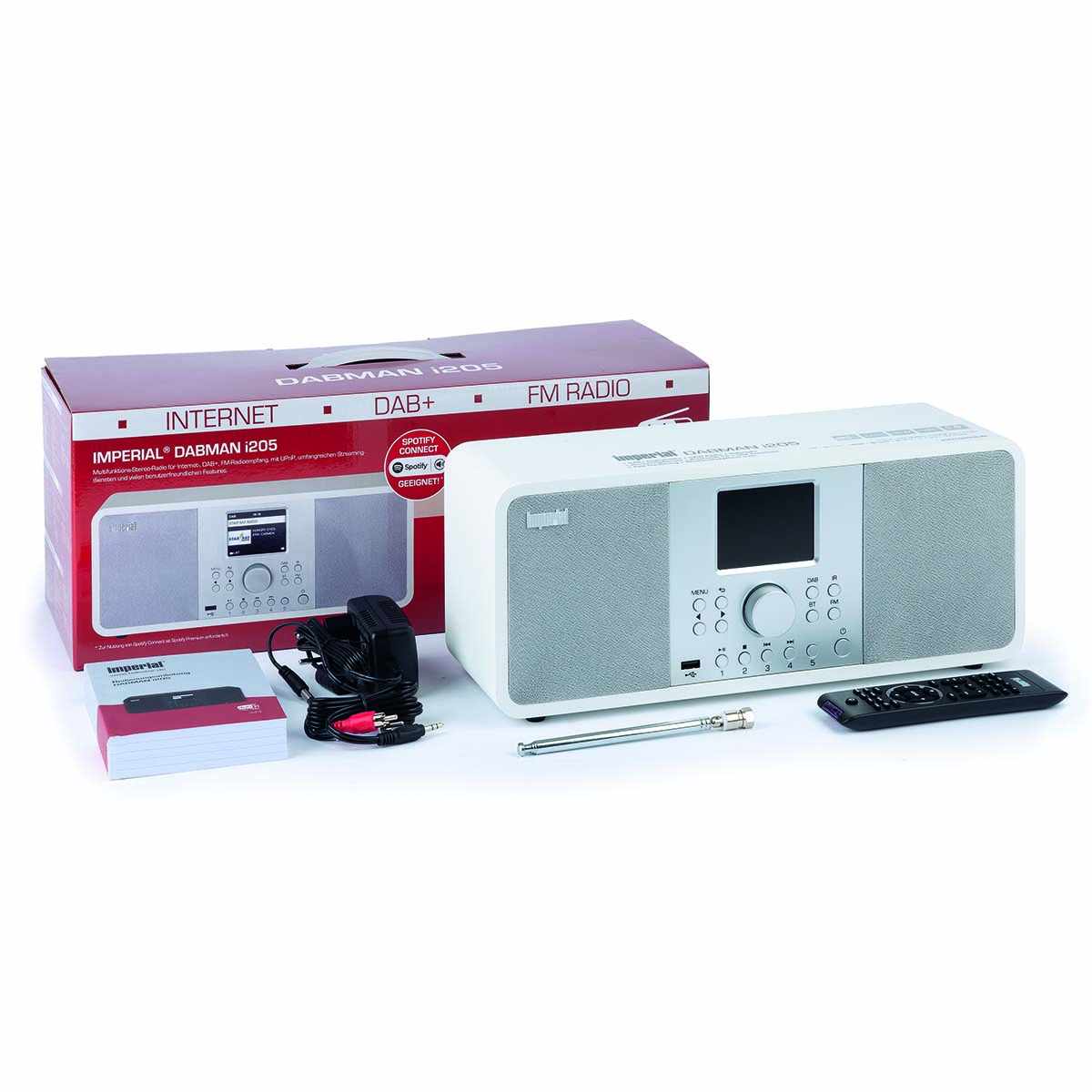 Białe radio DAB+ FM z wyświetlaczem, przyciskami i akcesoriami jak pilot i zasilacz.