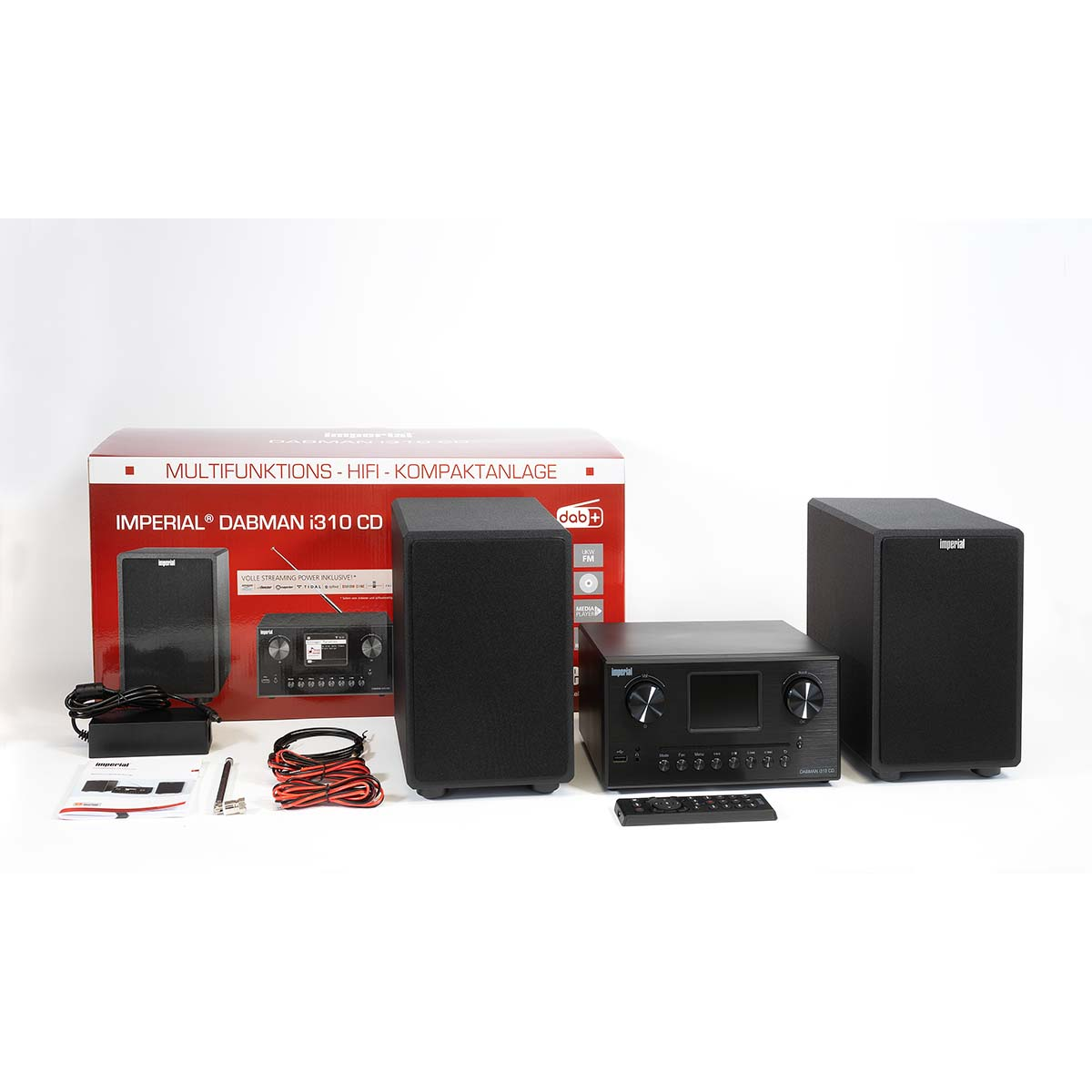 Eine Stereoanlage mit zwei Lautsprechern, einem Receiver, einem CD-Player und Zubehör vor weißem Hintergrund.