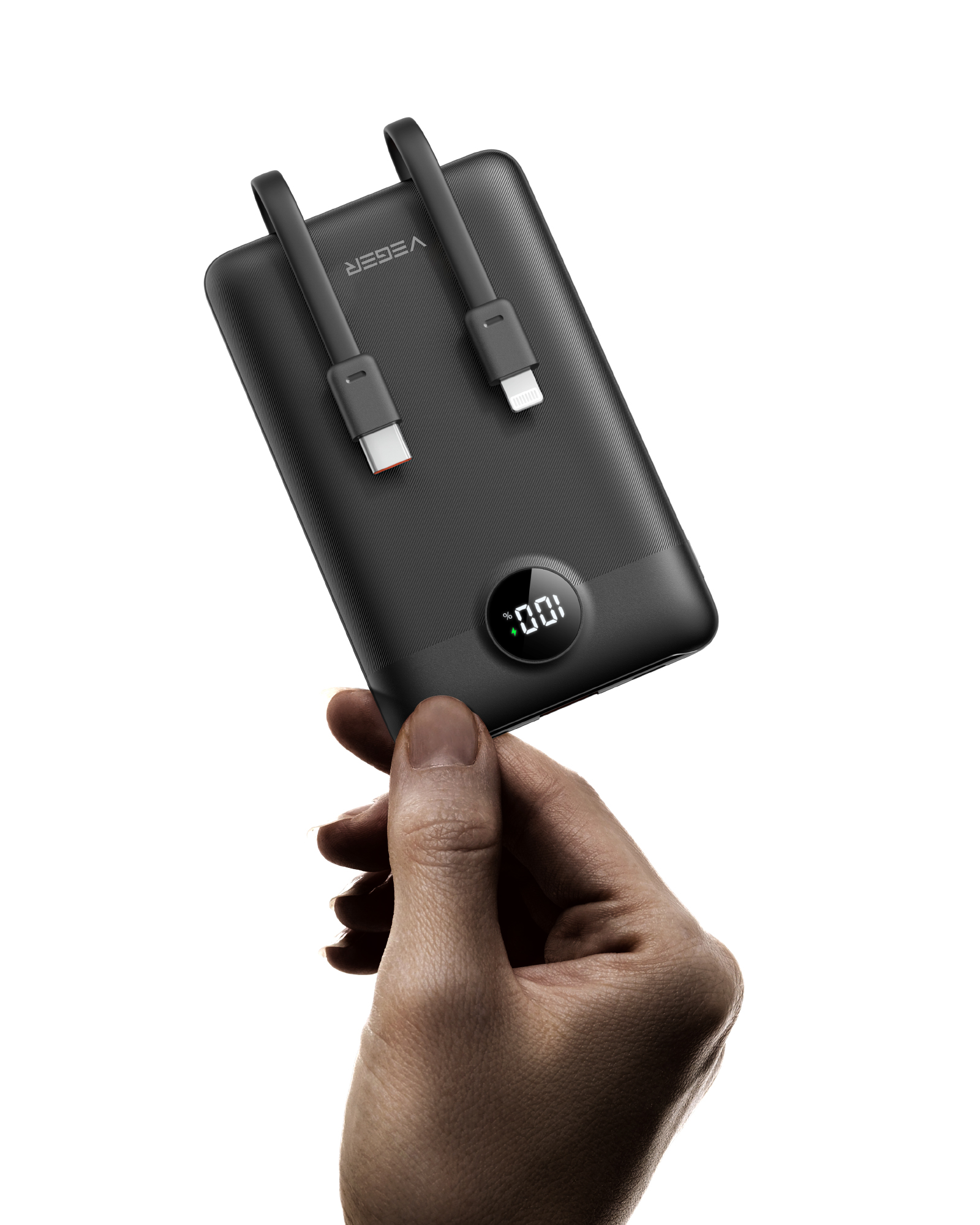 Eine Hand hält eine schwarze Powerbank mit zwei angeschlossenen Kabeln und einer Digitalanzeige, isoliert vor weißem Hintergrund.