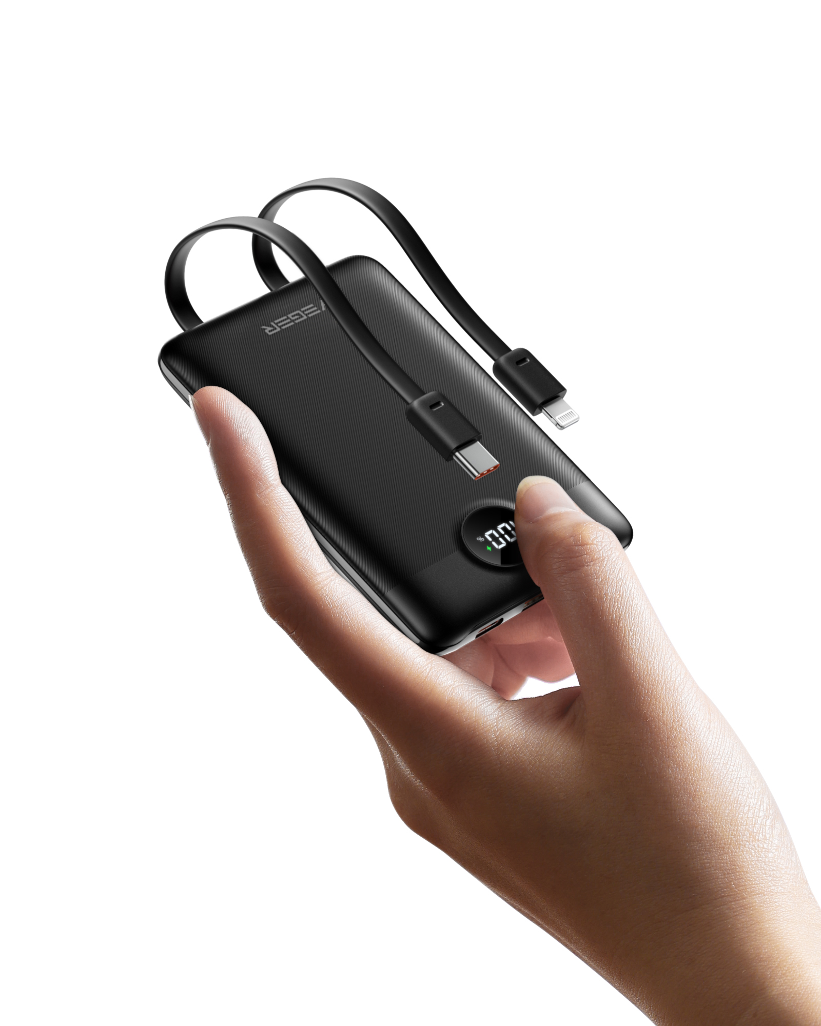 Hand hält eine schwarze Powerbank mit angeschlossenen Kabeln und Digitalanzeige 100%.