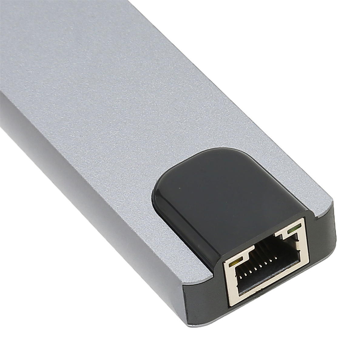 Ein silberner Adapter mit Ethernet-Anschluss und schwarzem Stecker.