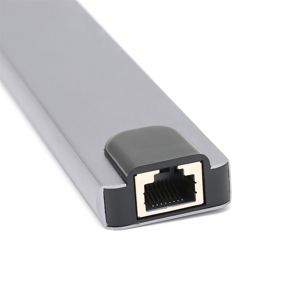 Silberner Netzwerkadapter mit Ethernet-Anschluss, schwarze Details, weißer Hintergrund.