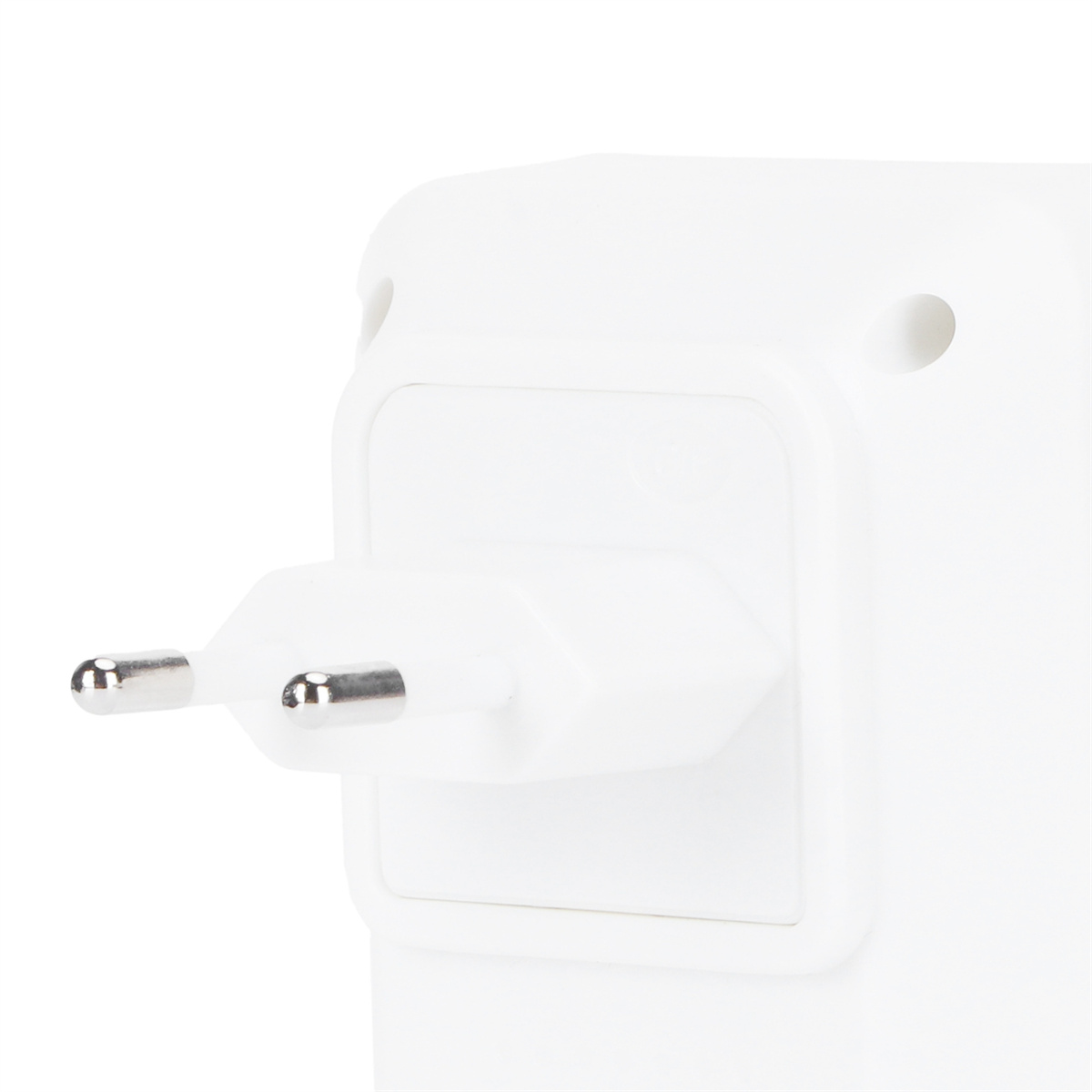 Weißer Stecker mit zwei Metallstiften. Er steht vor weißem Hintergrund.
