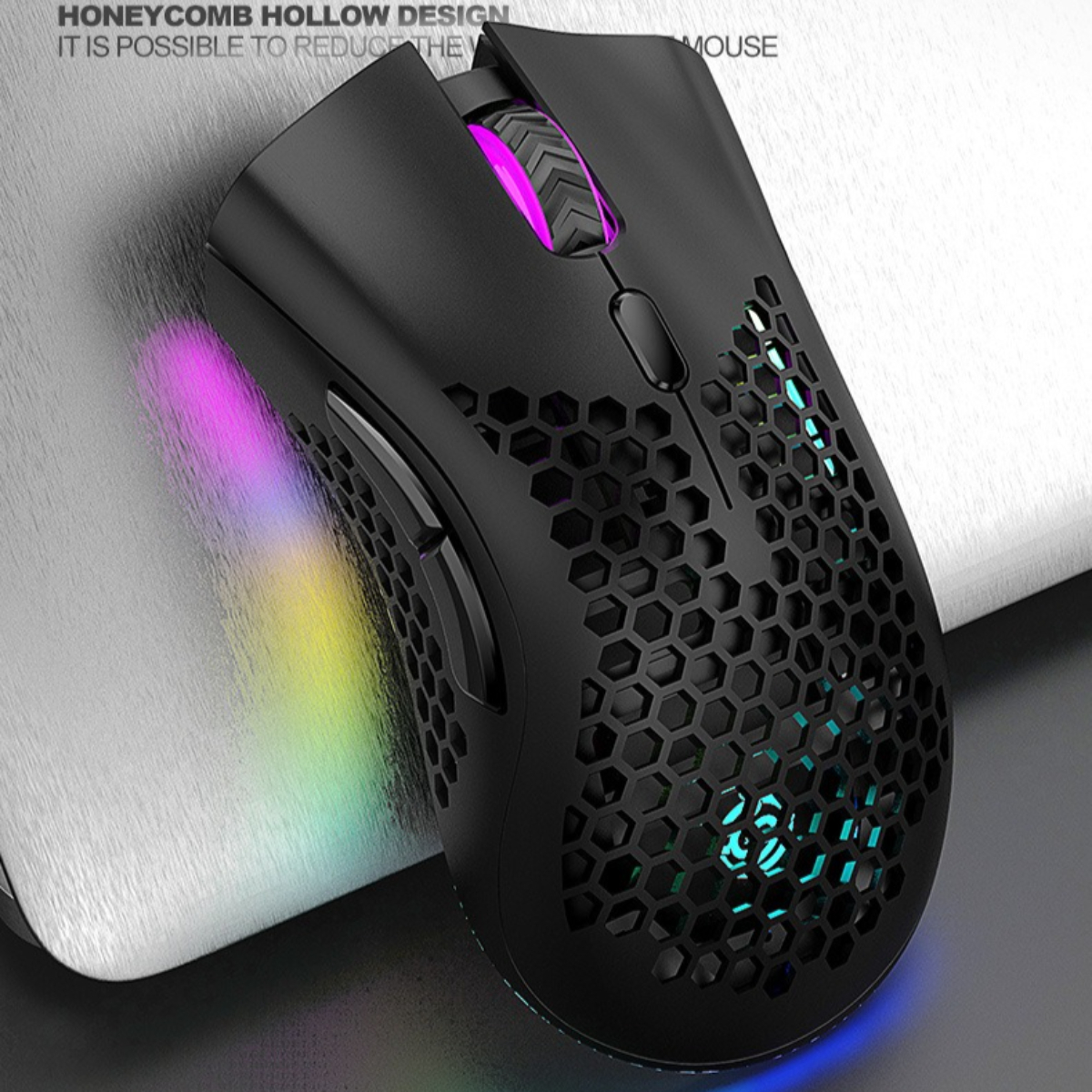 Schwarze Honeycomb-Maus mit RGB-Beleuchtung. Sie liegt auf einer weißen Oberfläche und zeigt ein farbenfrohes Leuchten.