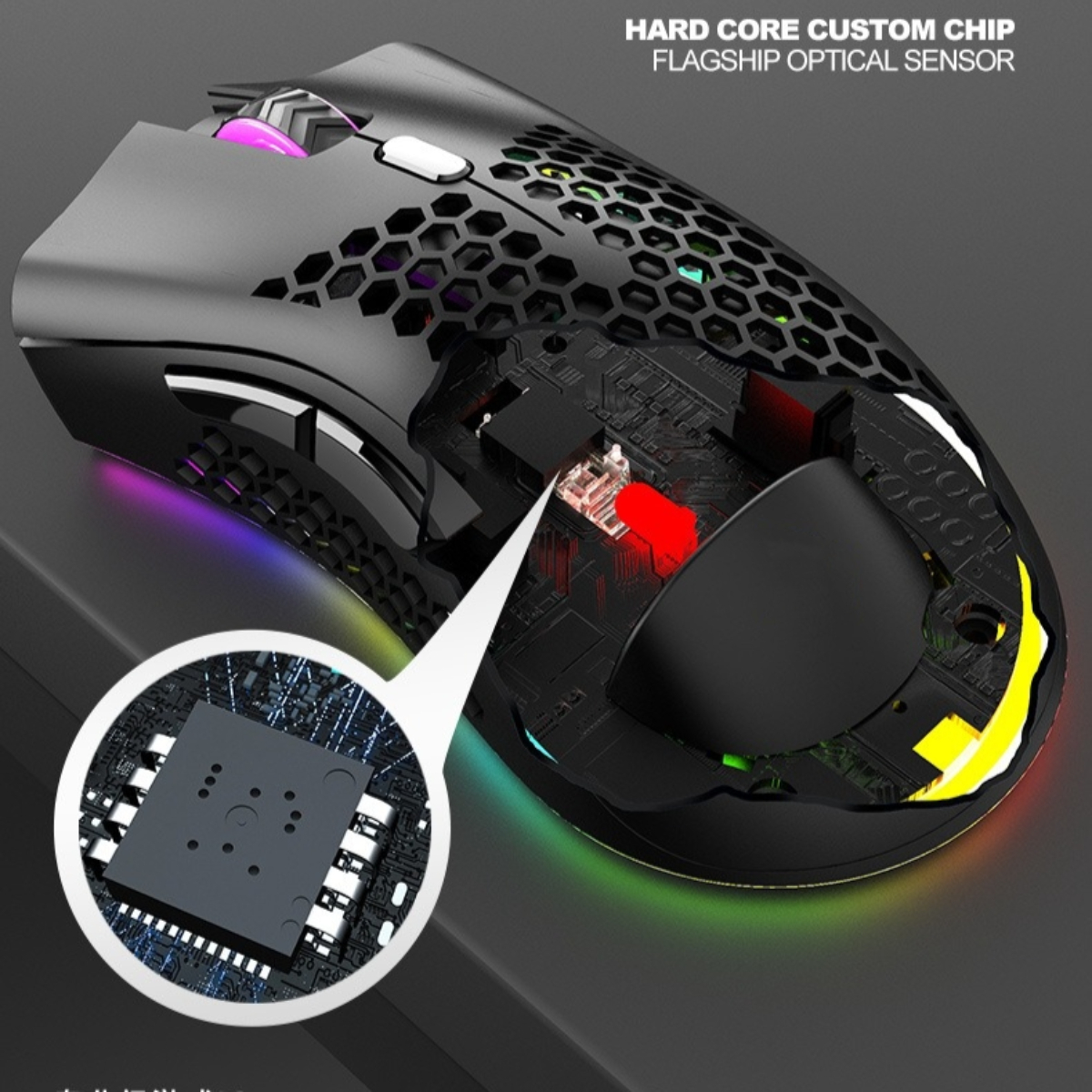 Schwarze Gaming-Maus mit Wabenmuster und sichtbaren Innenteilen. Fokus auf einem rot beleuchteten Chip.
