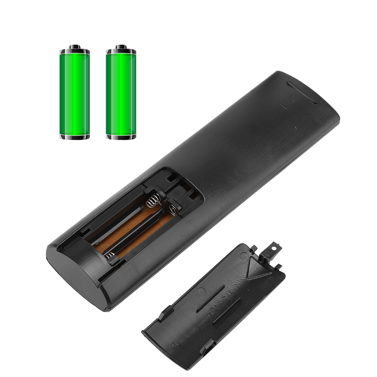 Die Rückseite einer Fernbedienung mit geöffnetem Batteriefach. Zwei grüne Batterien liegen daneben.