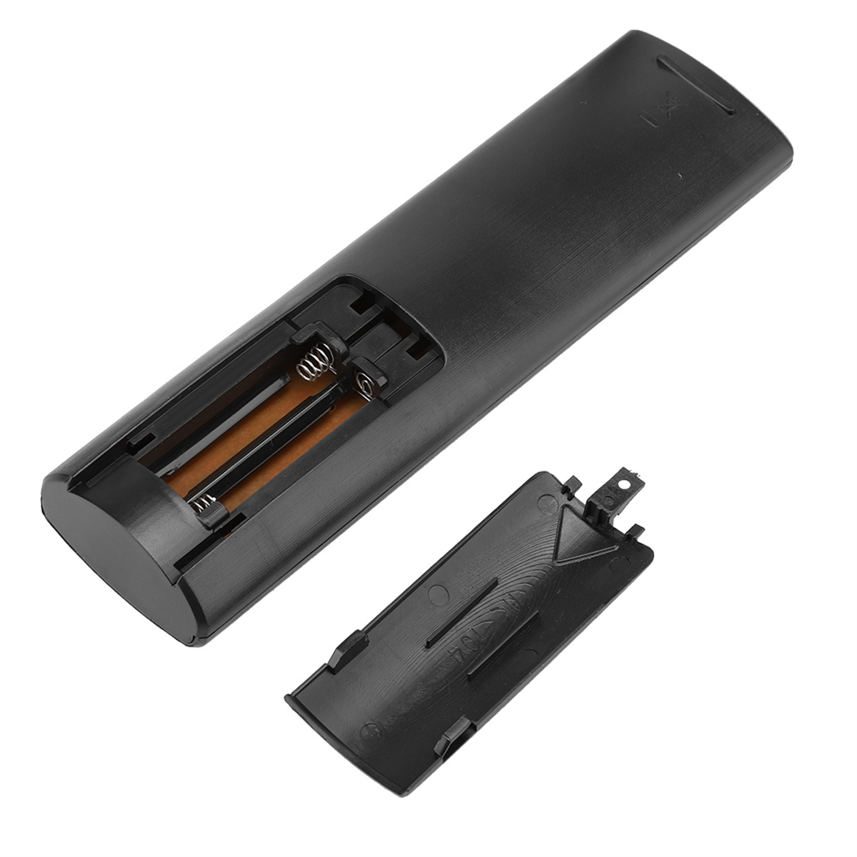 Eine schwarze Fernbedienung mit offenem Batteriefach und Batterien darin.