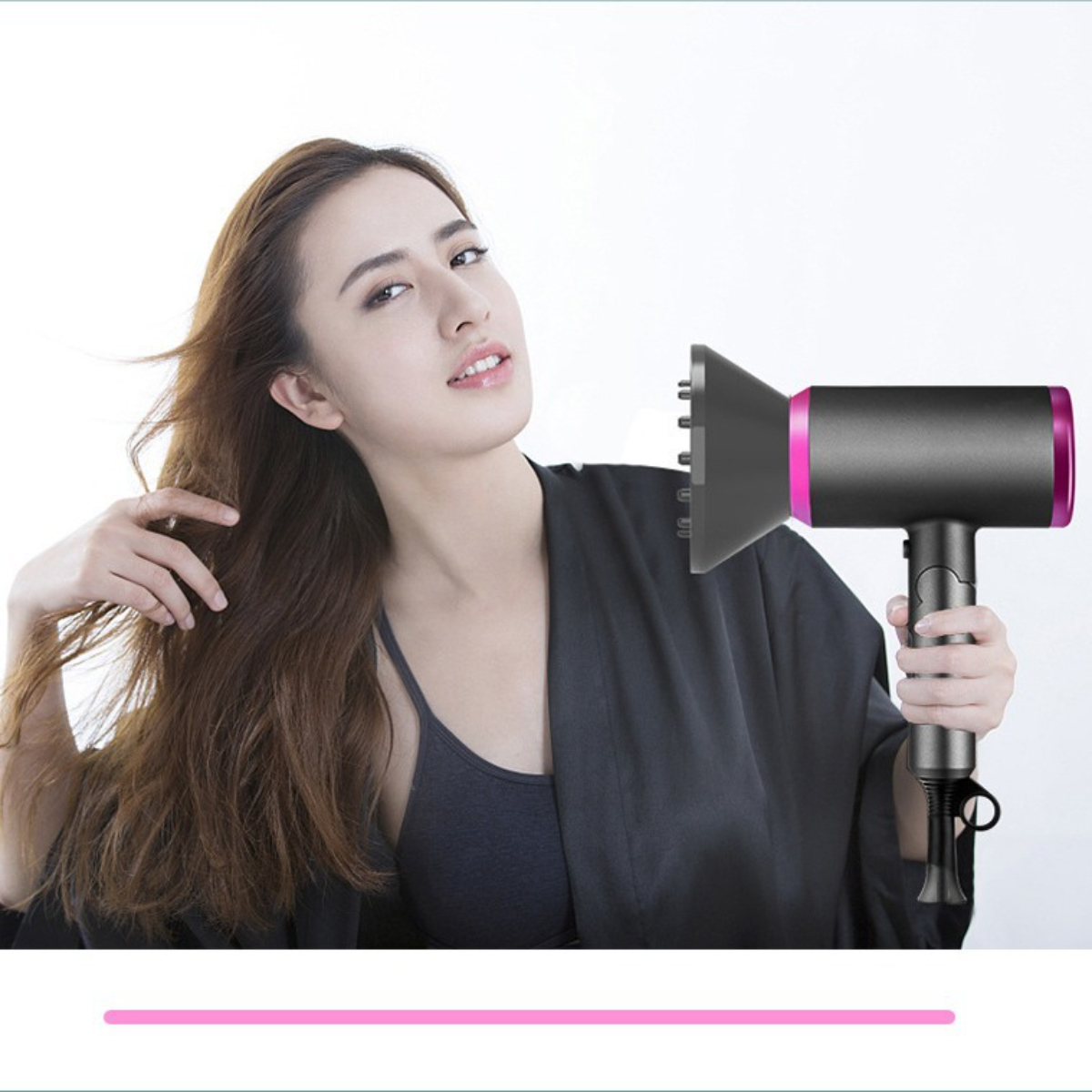 Eine Frau, die einen Haartrockner hält und lächelt. Haartrockner ist schwarz und pink. Weißer Hintergrund.