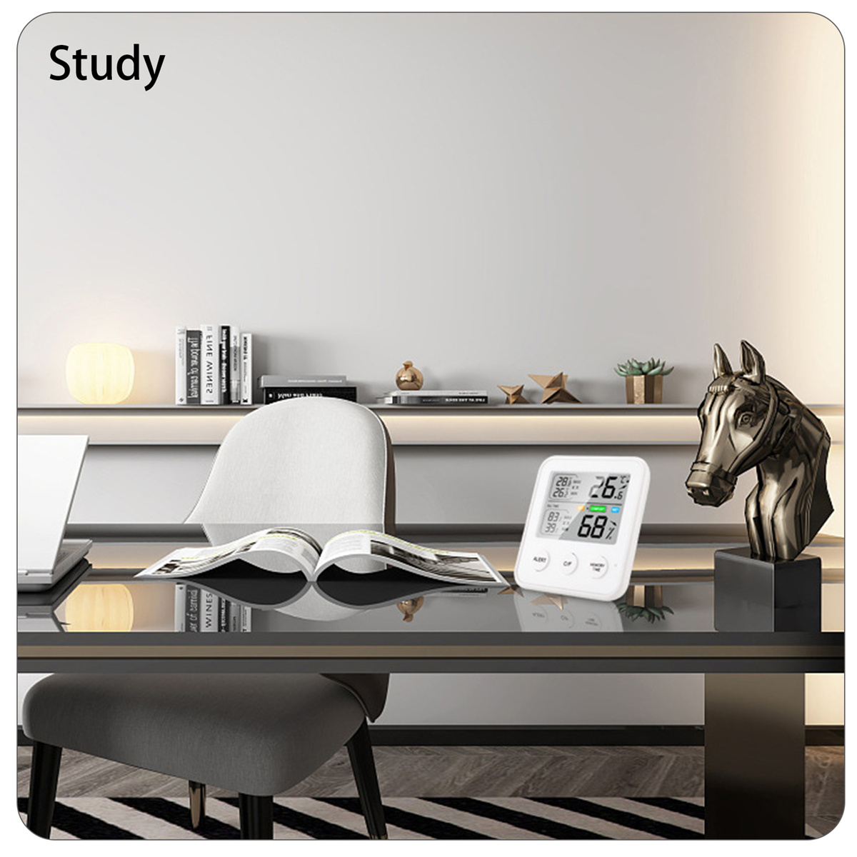 Ein Studiertisch mit weißem Stuhl, Büchern und einem Digitaldisplay. Eine Pferdestatue steht ebenfalls auf dem Tisch.