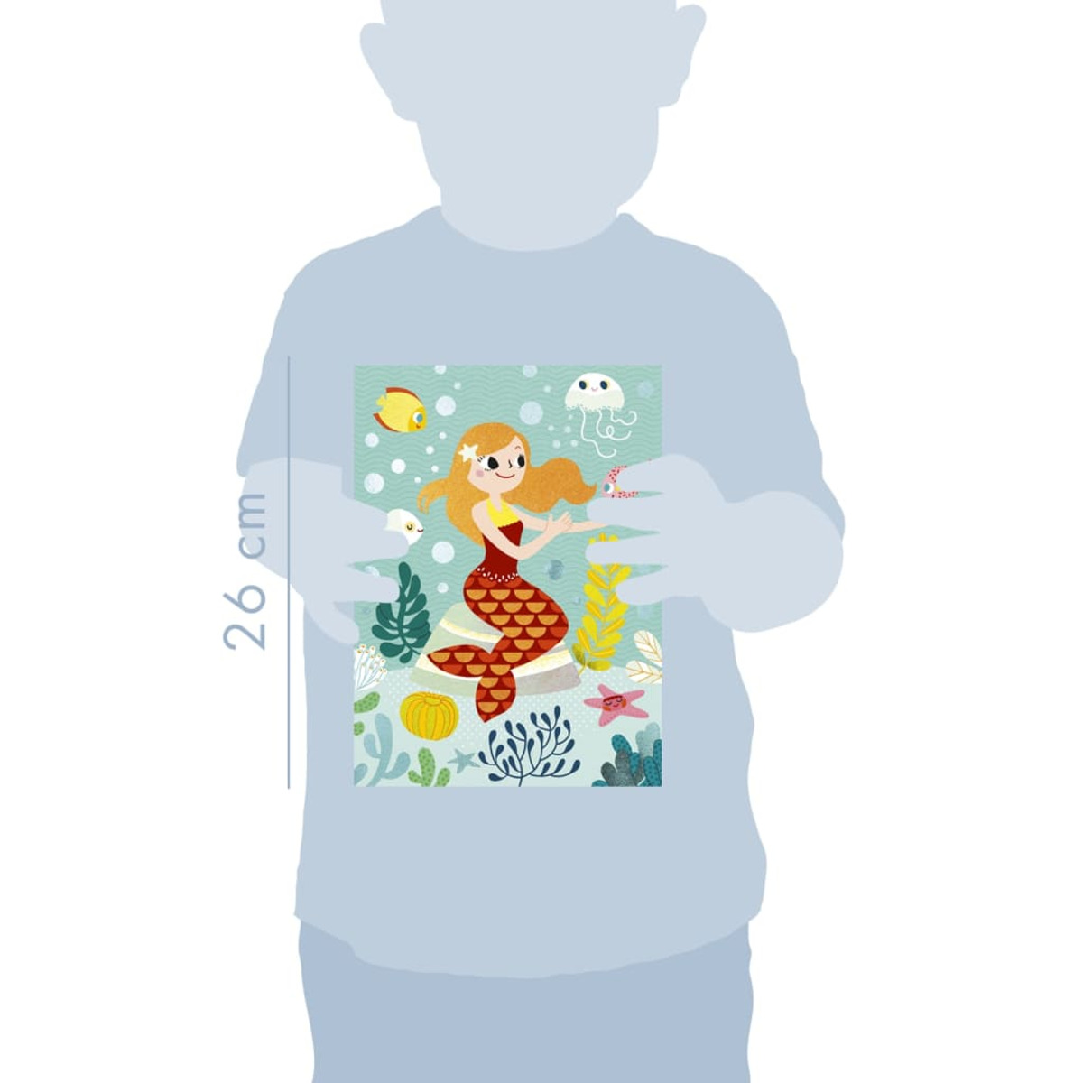 Ein Kind hält eine Meerjungfrau-Illustration. Die Illustration zeigt eine Meerjungfrau, Fische und Seetang.
